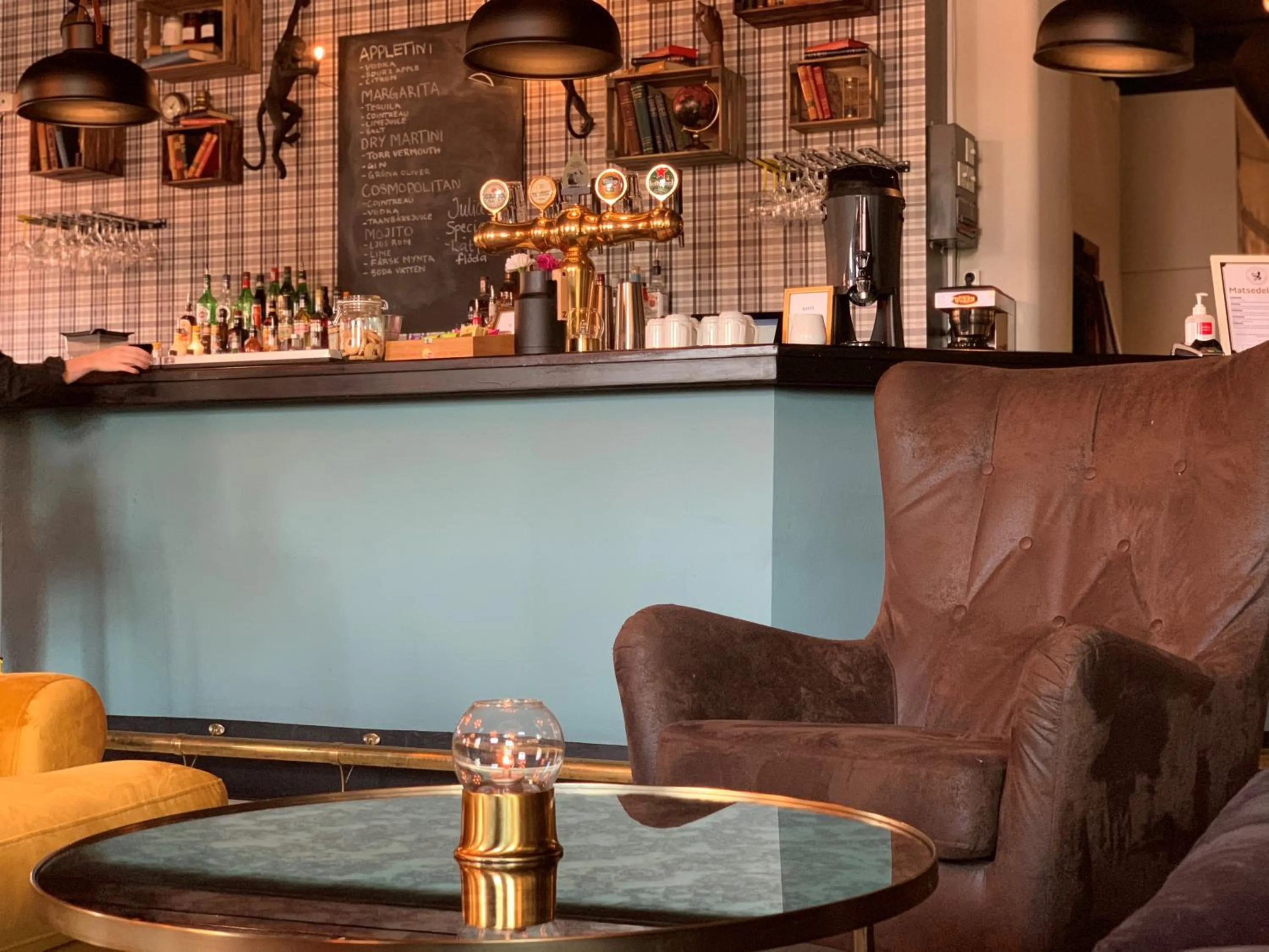 Restaurant/places to eat in City Hotel