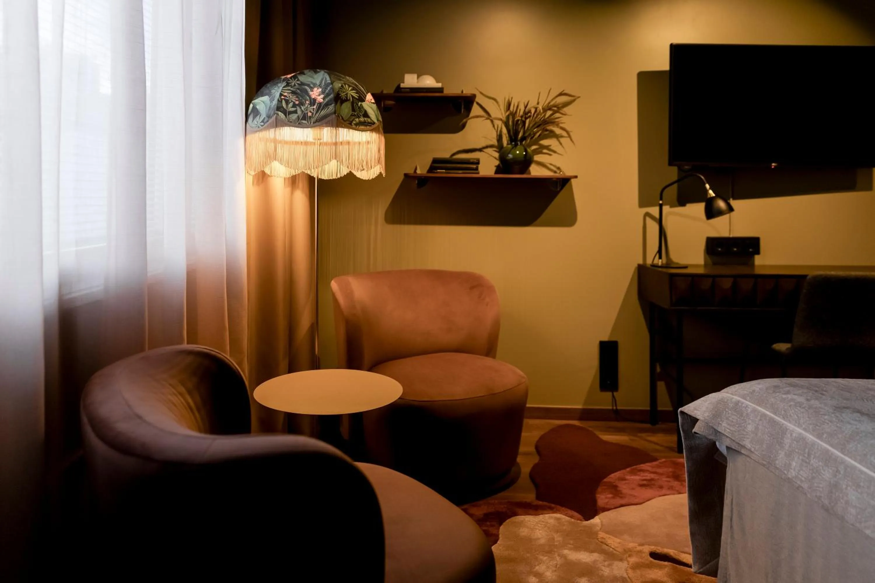 Seating area, Bed in Best Western Plus Grand Hotel Elektra