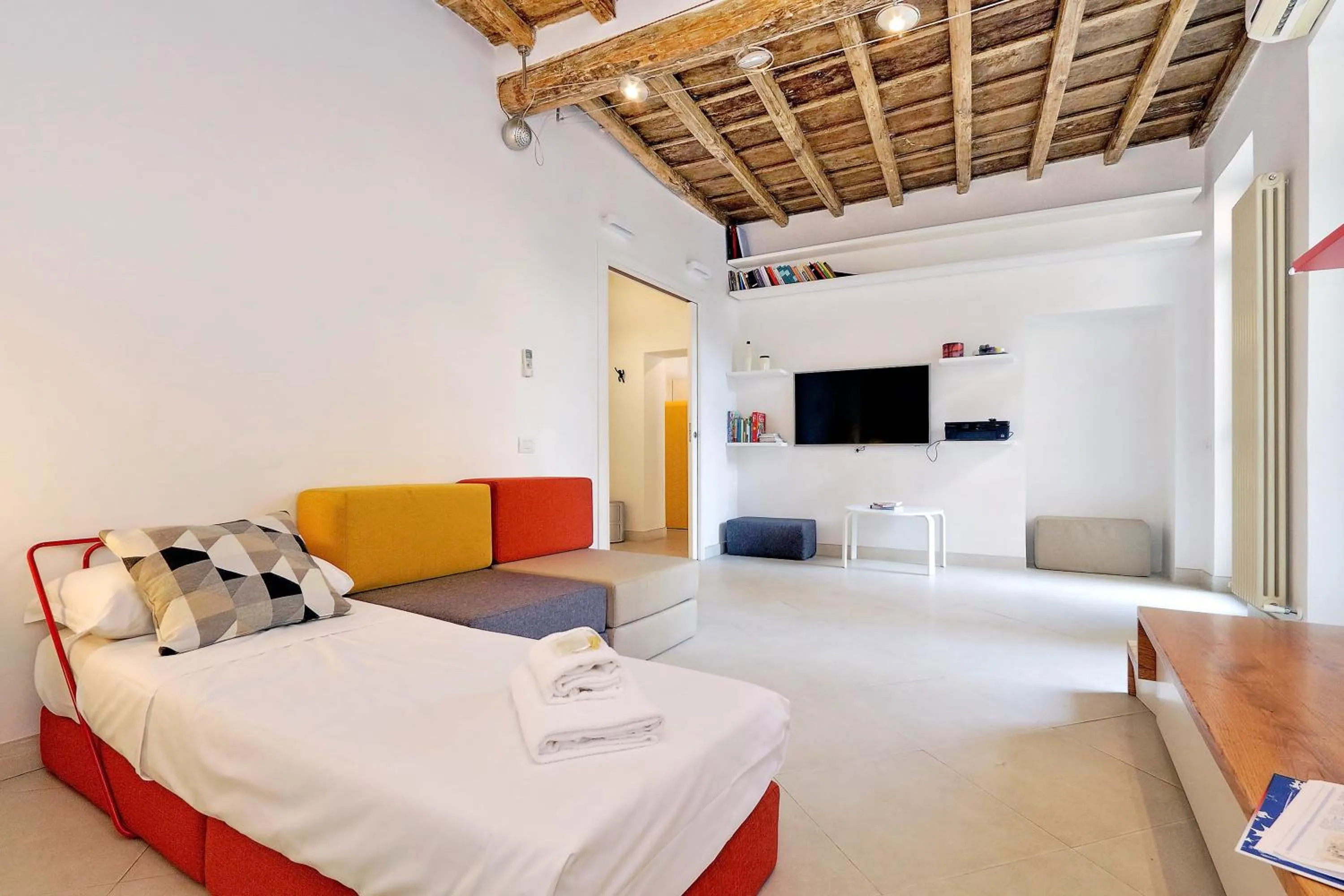 Communal lounge/ TV room, Bed in Reginella