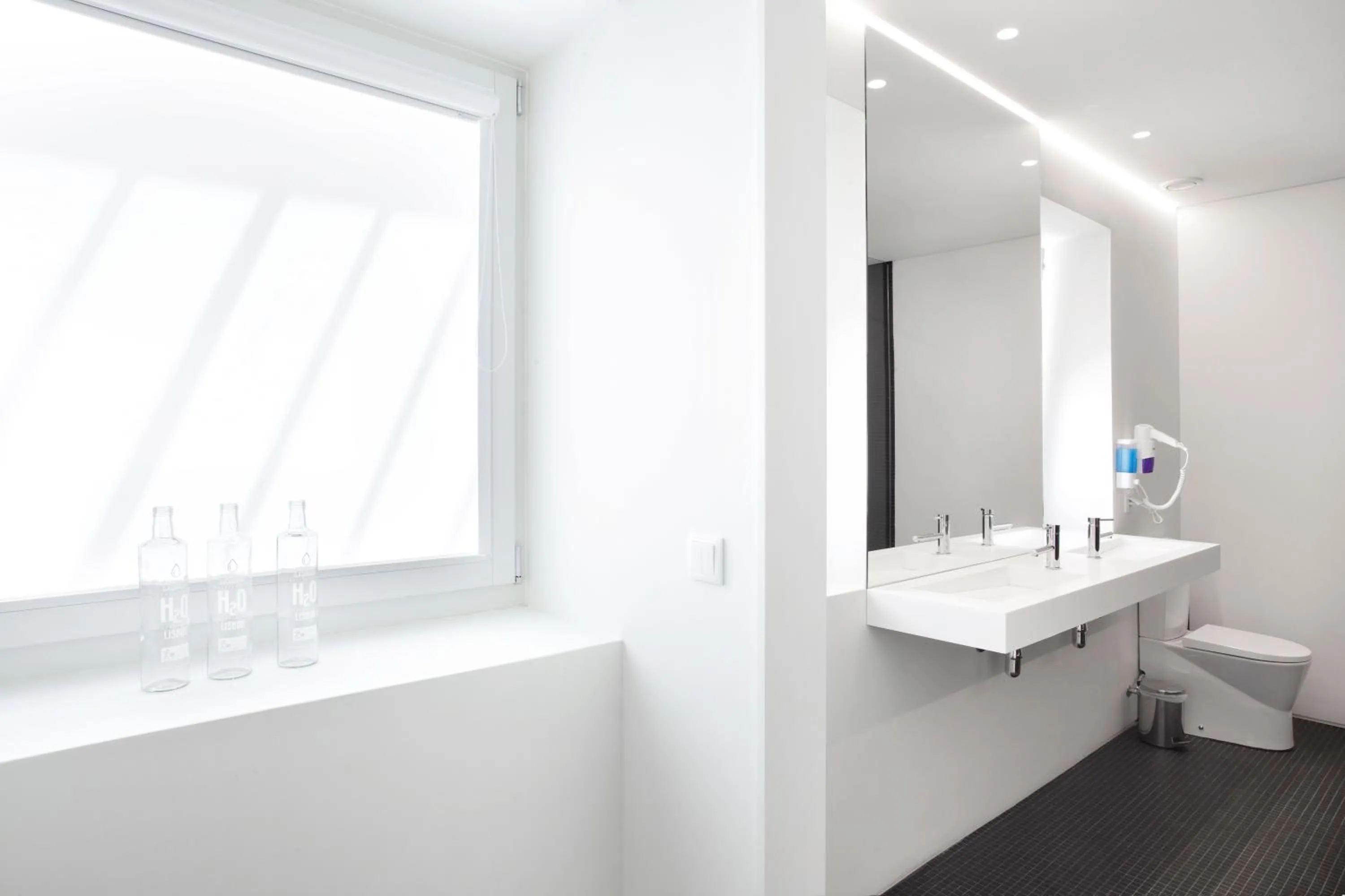 Bathroom in Ascensor da Bica - Lisbon Serviced Apartments