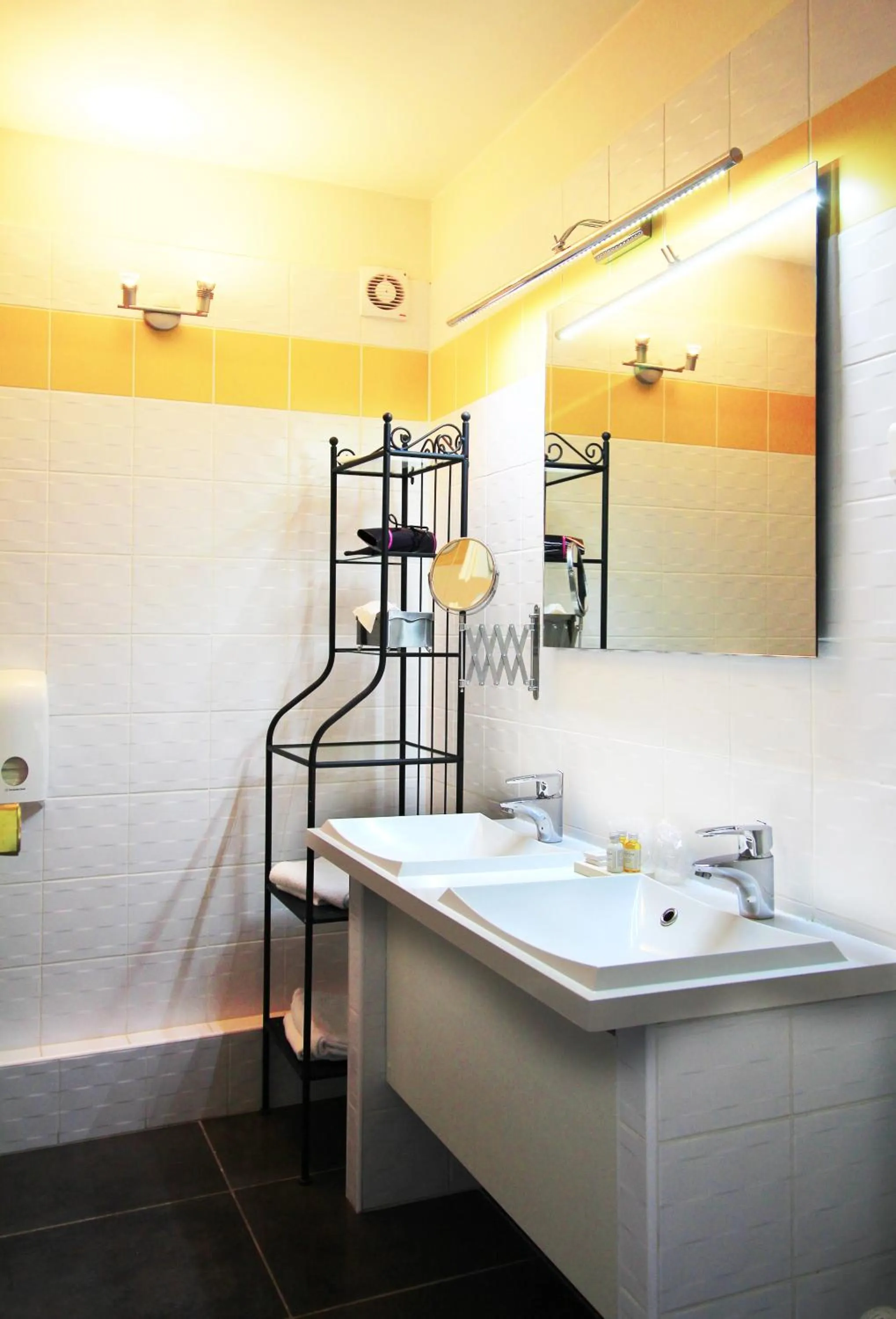 Bathroom in Best Western Blanche de Castille Dourdan