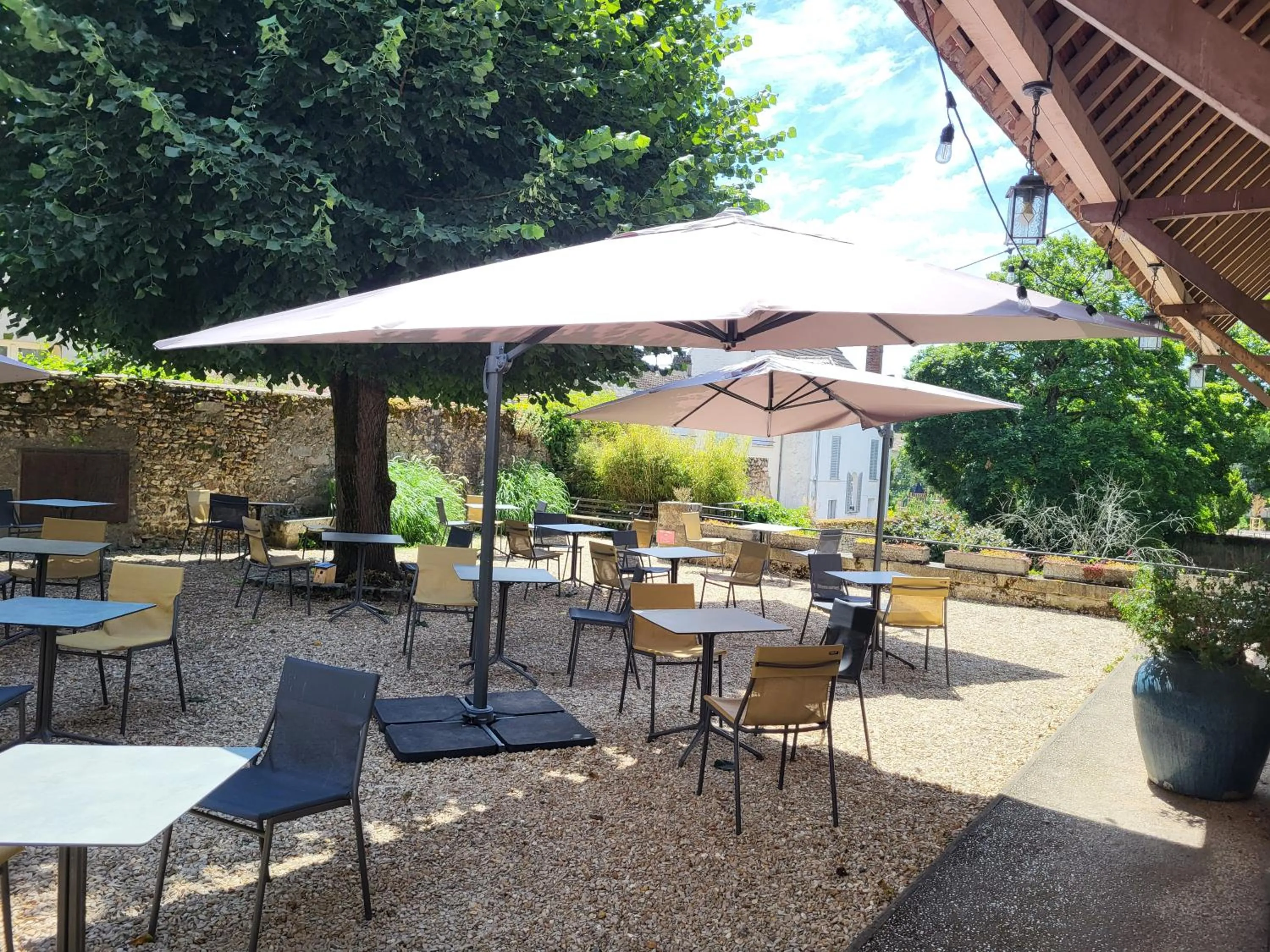Patio in Best Western Blanche de Castille Dourdan