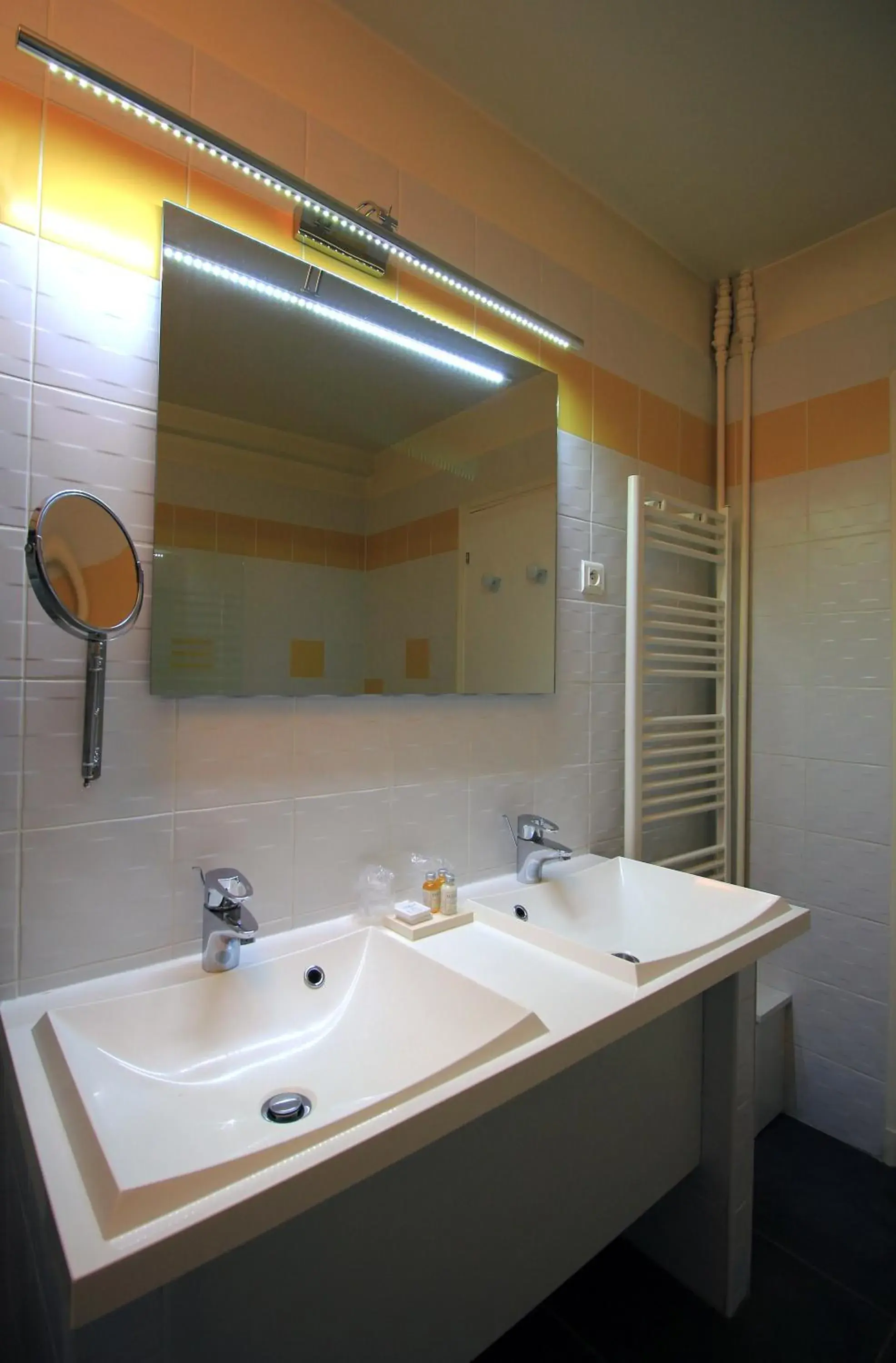 Bathroom in Best Western Blanche de Castille Dourdan Bathroom in Best Western Blanche de Castille Dourdan