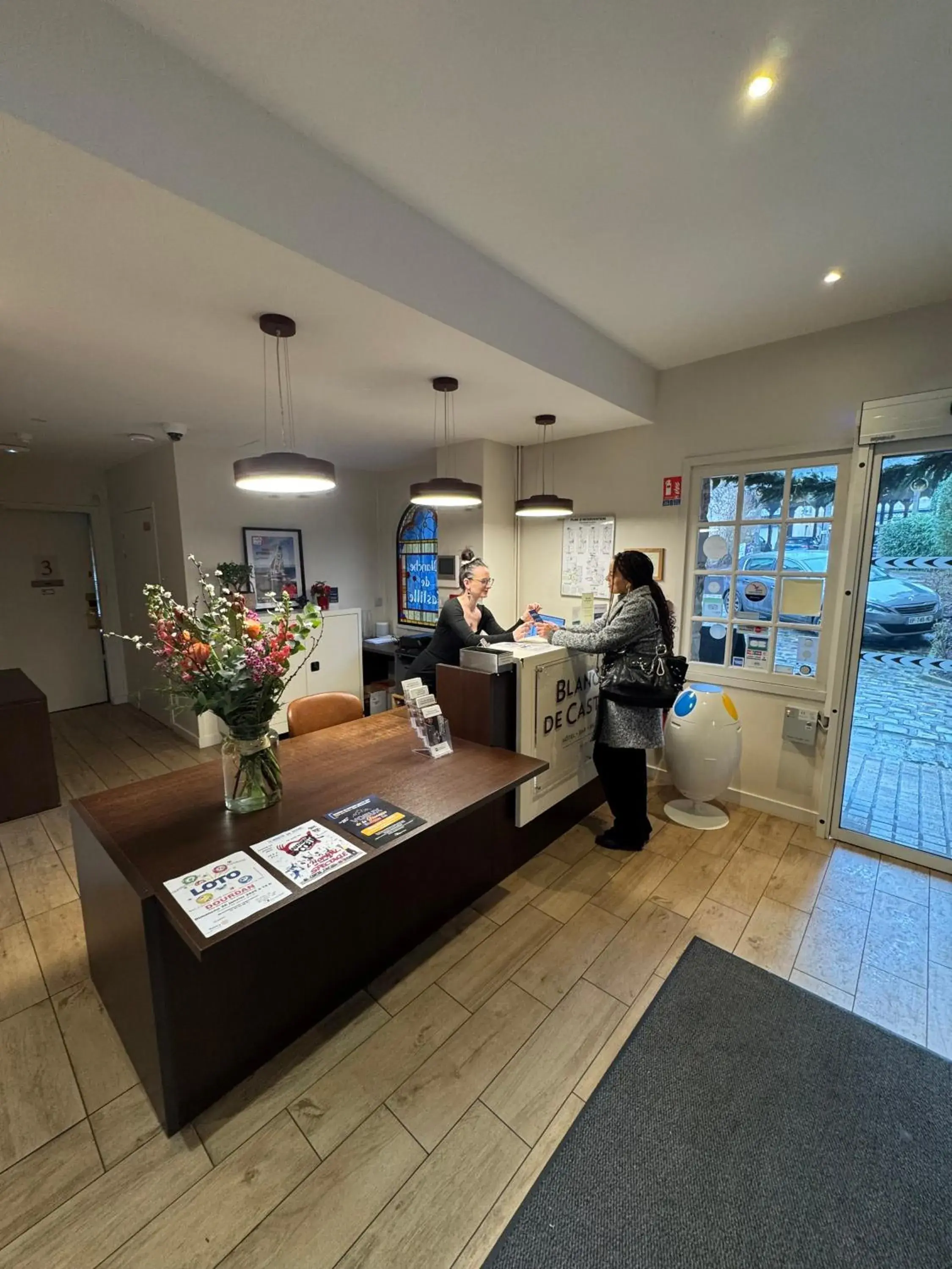 Lobby or reception in Best Western Blanche de Castille Dourdan Lobby or reception in Best Western Blanche de Castille Dourdan