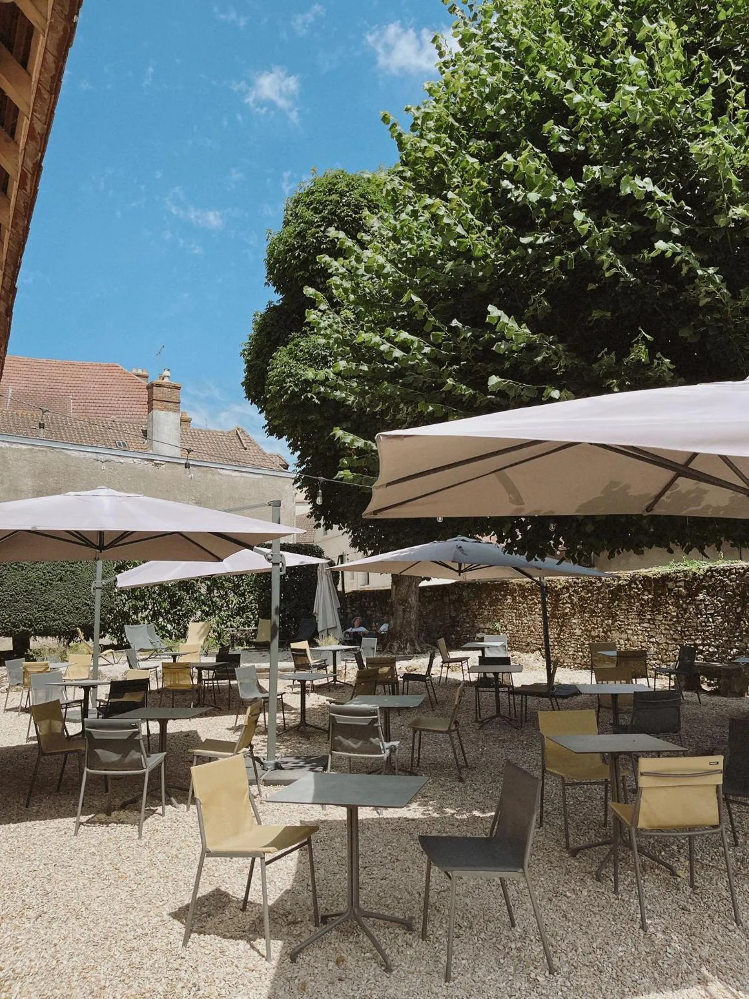 Patio in Best Western Blanche de Castille Dourdan