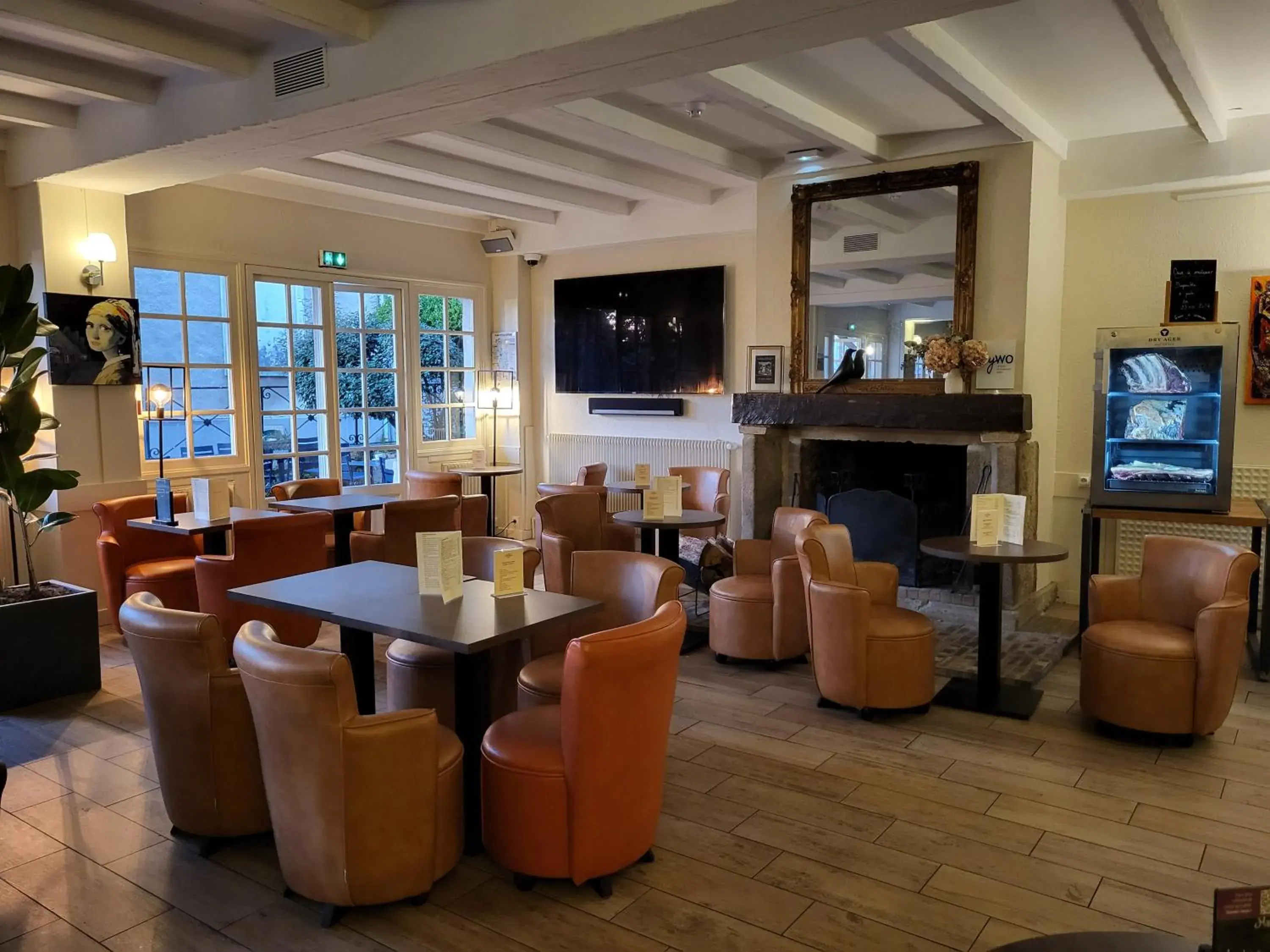 Lounge or bar in Best Western Blanche de Castille Dourdan Lounge or bar in Best Western Blanche de Castille Dourdan