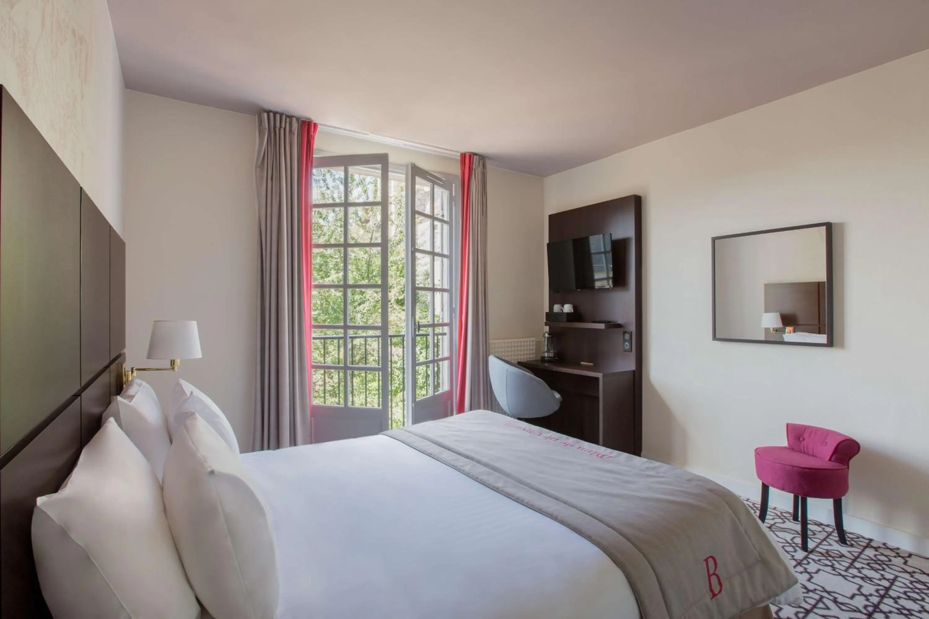 Photo of the whole room, Bed in Best Western Blanche de Castille Dourdan