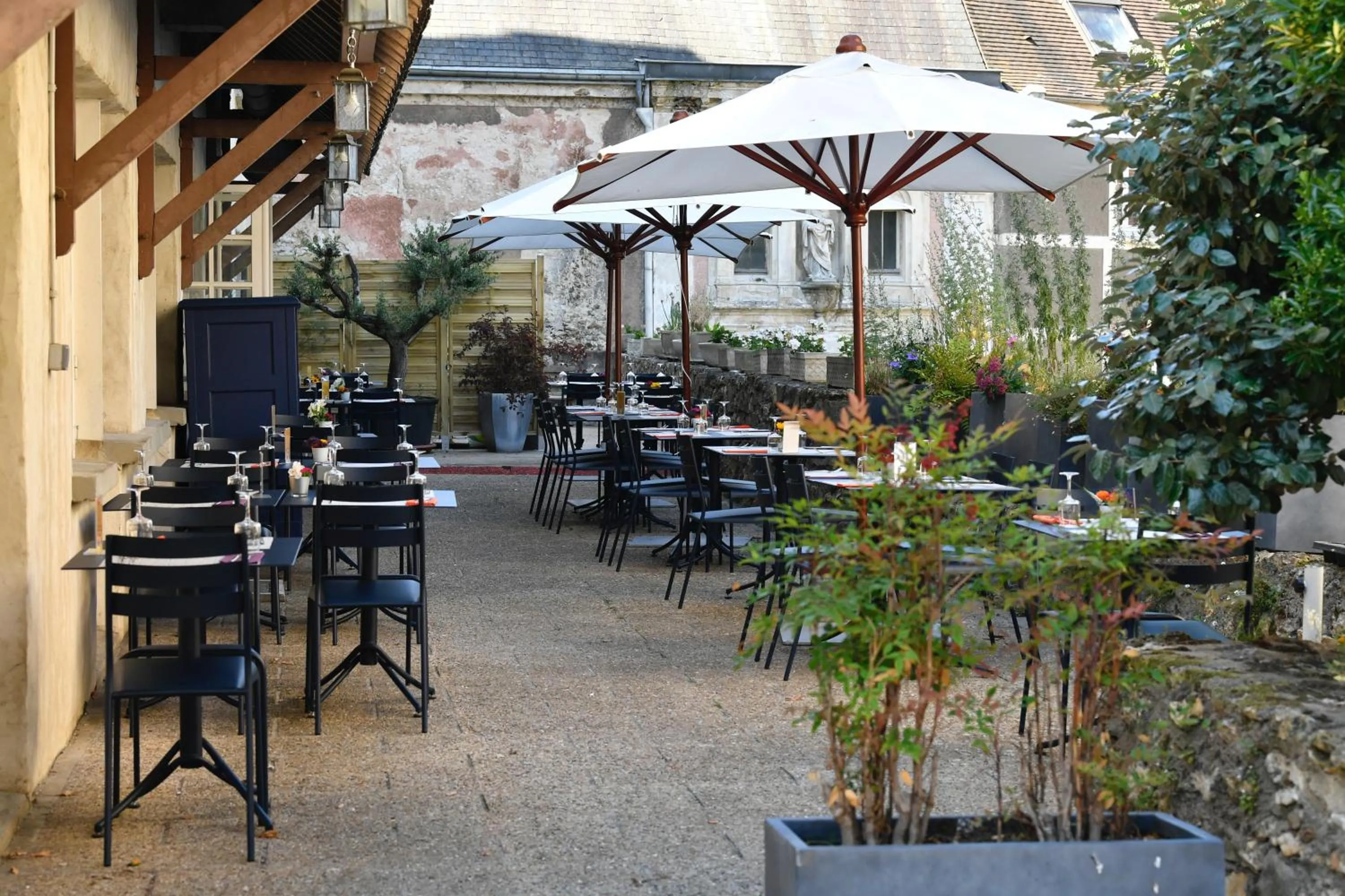 Patio in Best Western Blanche de Castille Dourdan