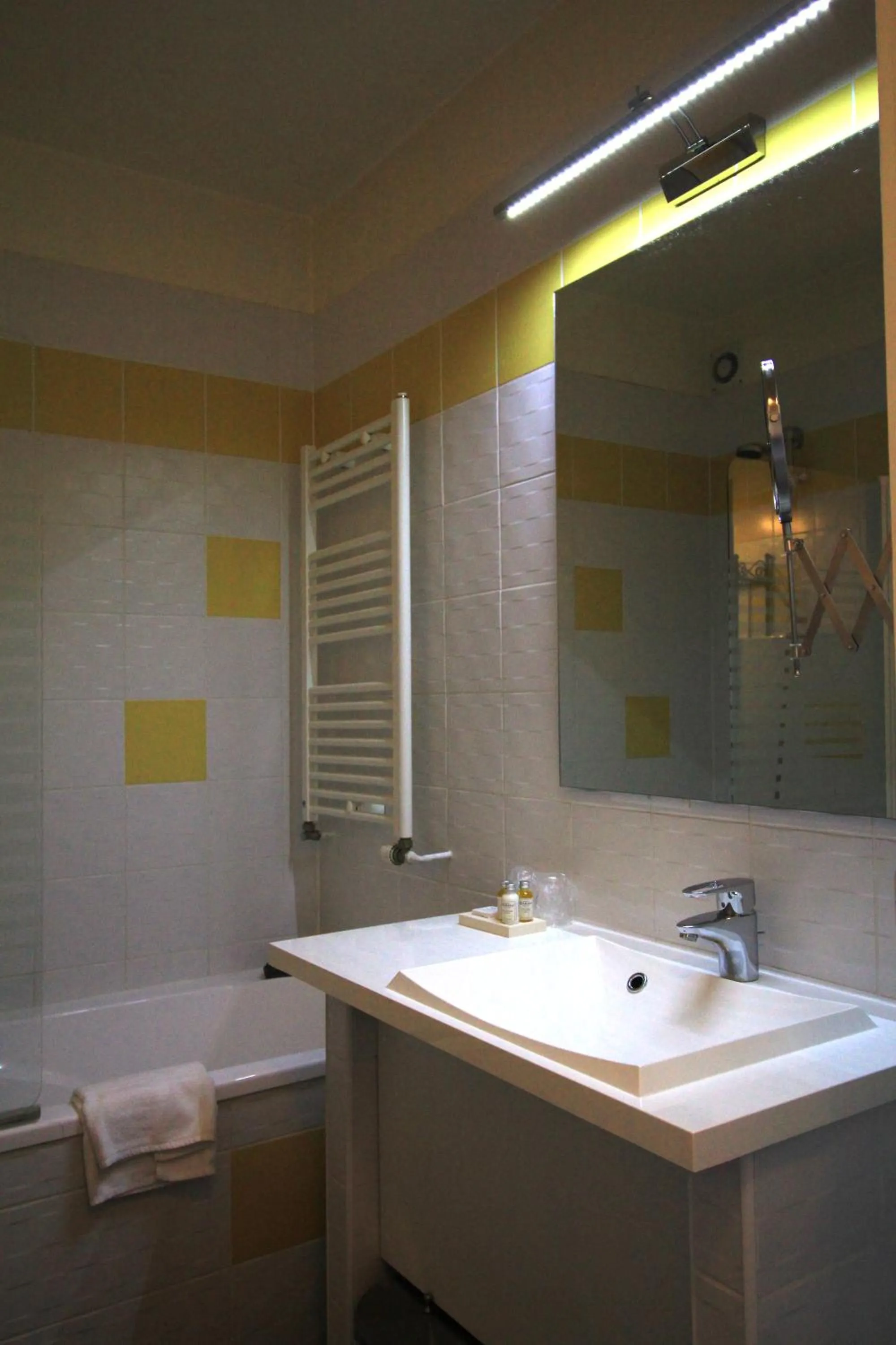 Bathroom in Best Western Blanche de Castille Dourdan