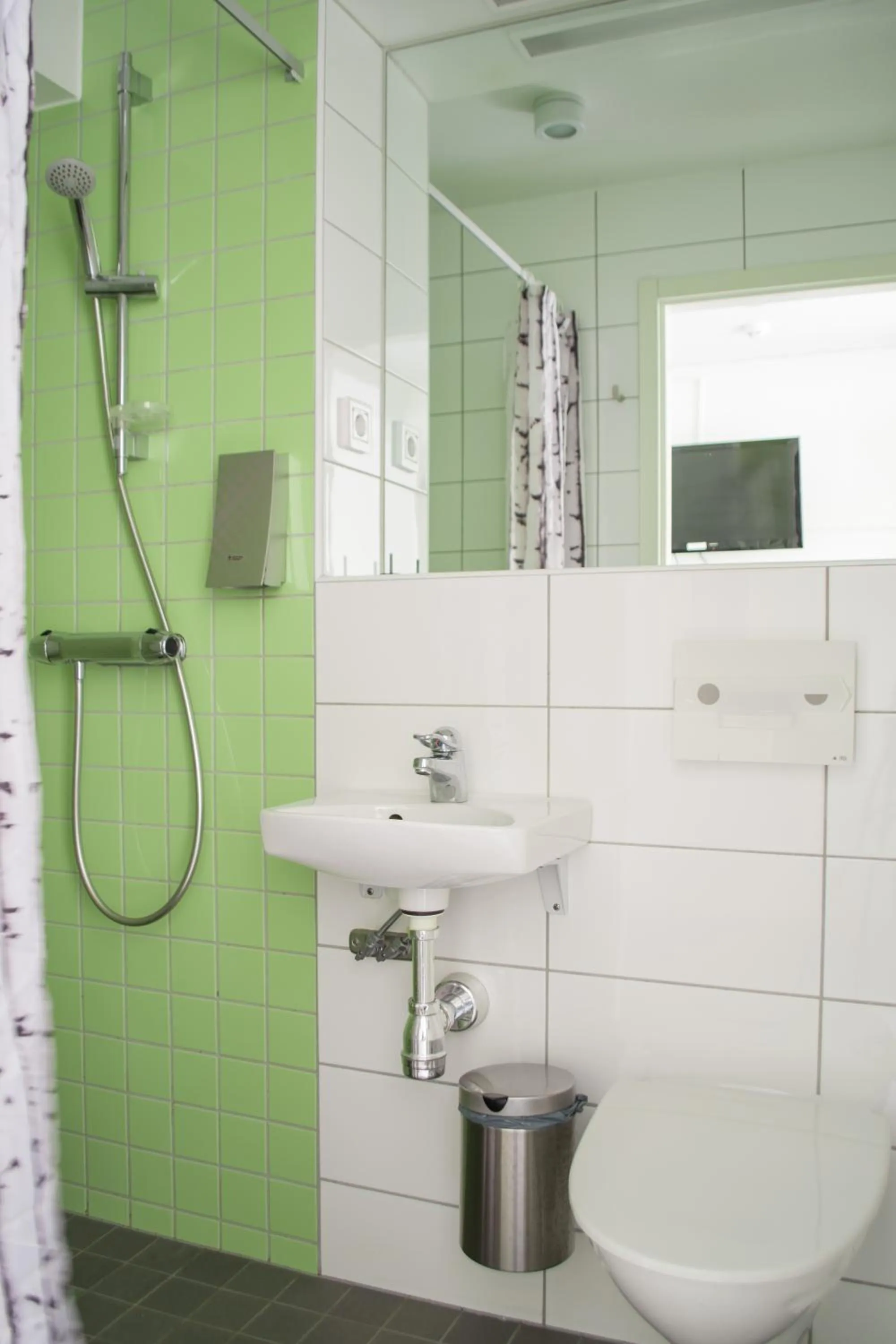 Shower in Slottsskogens Hostel