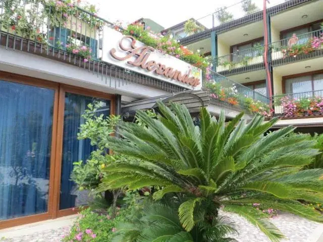 Facade/entrance in Hotel Alexander Facade/entrance in Hotel Alexander