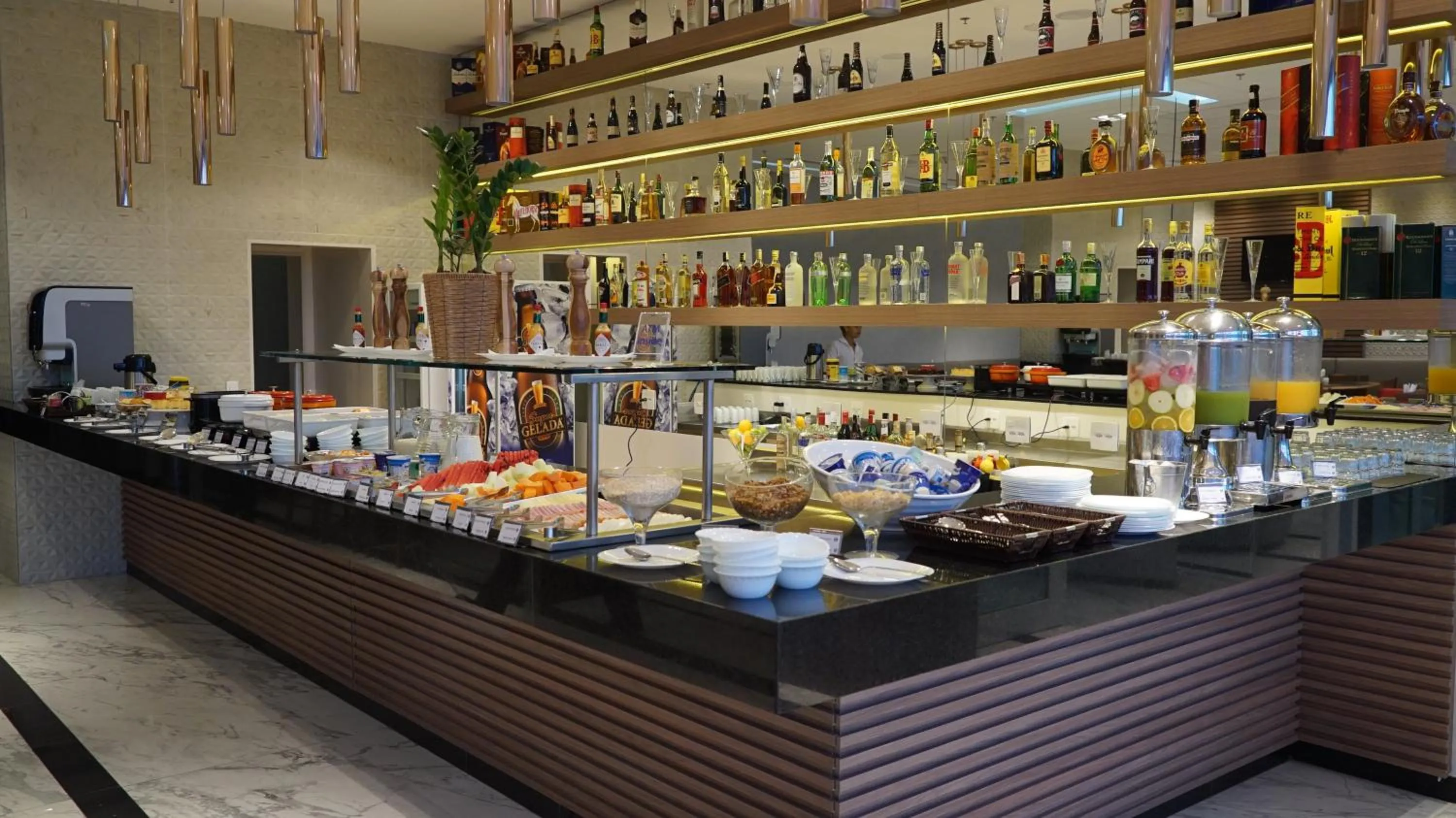 Food and drinks in eSuites Hotel Recreio Shopping