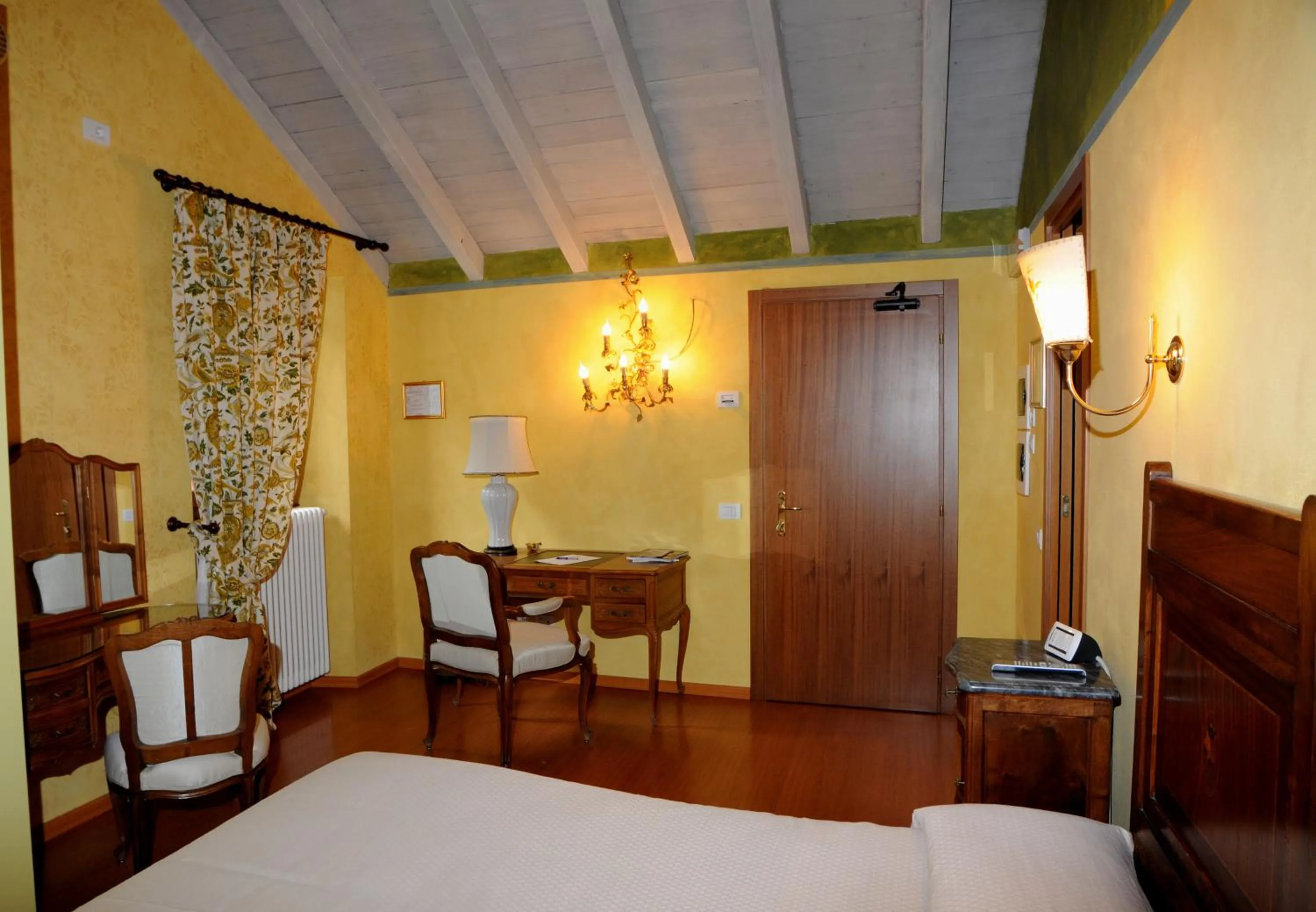 Photo of the whole room, Bed in La Griglia Hotel