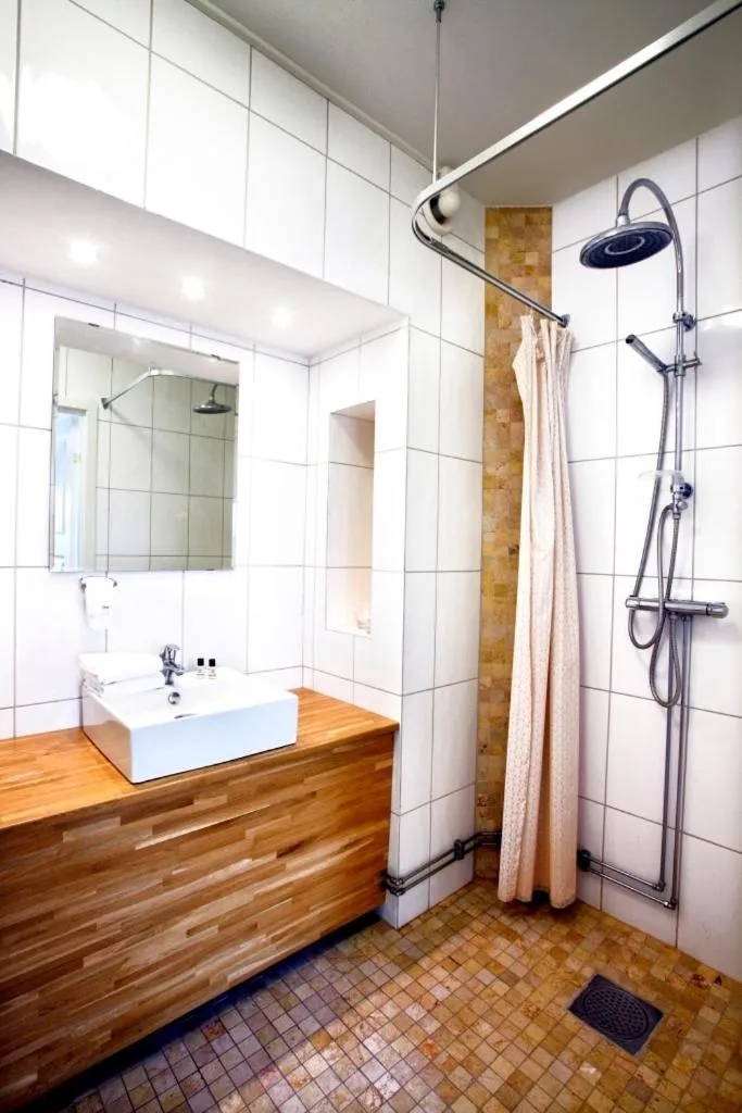 Shower in Adels Hotel