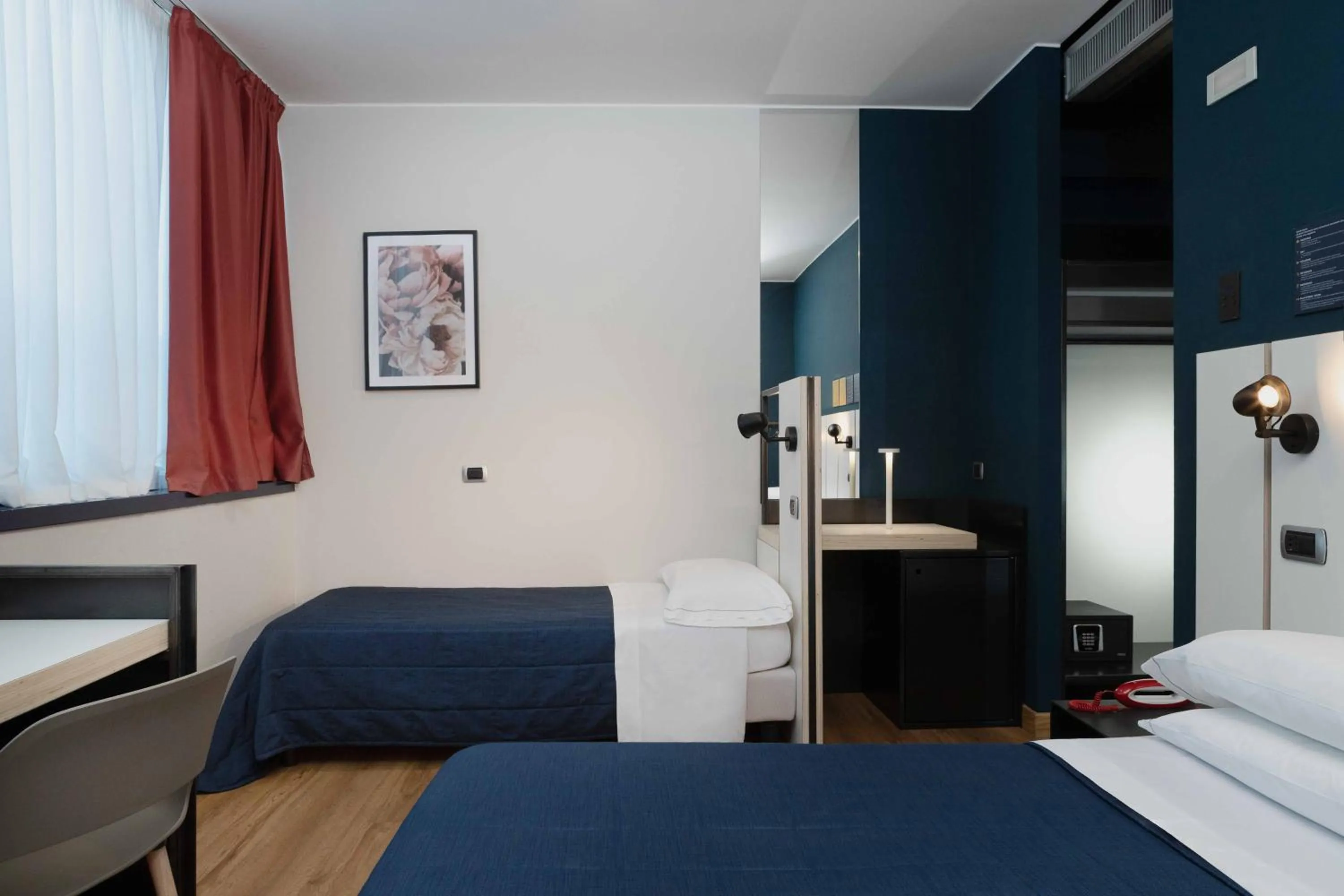 Bedroom, Bed in Garda Hotel