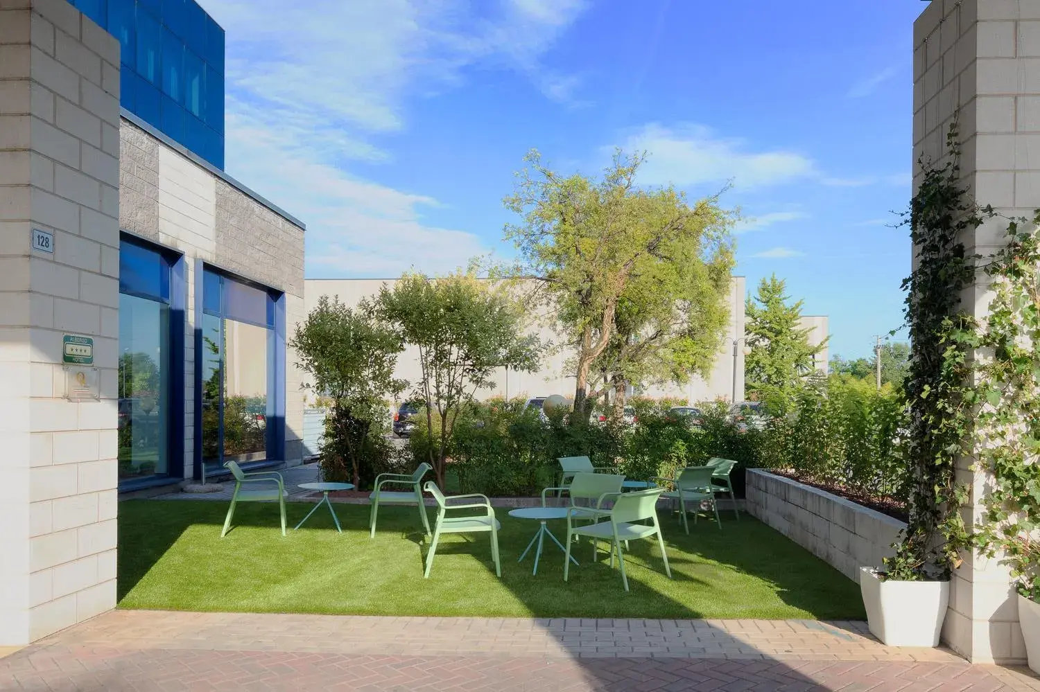 Facade/entrance in Garda Hotel Facade/entrance in Garda Hotel