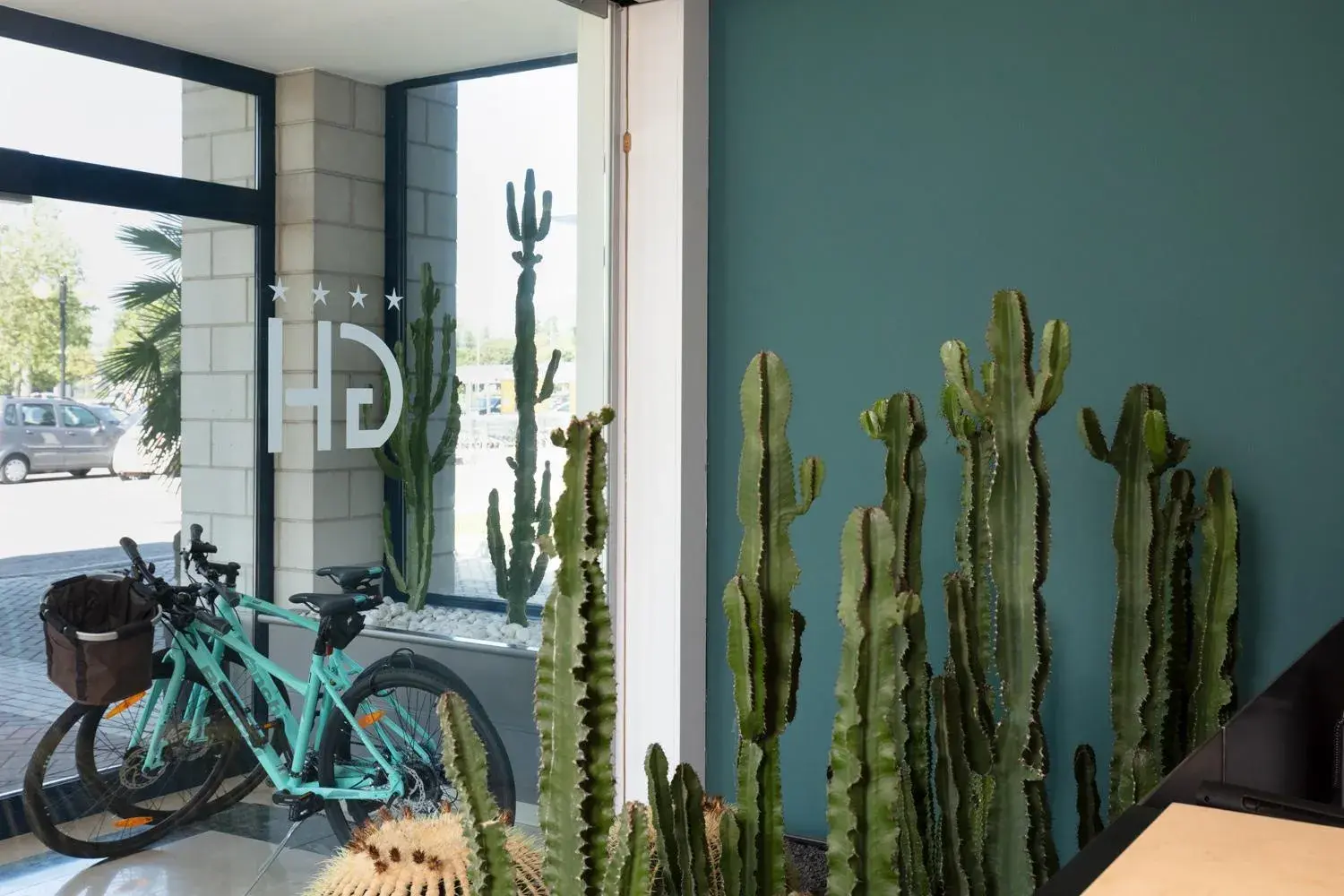 Facade/entrance in Garda Hotel Facade/entrance in Garda Hotel