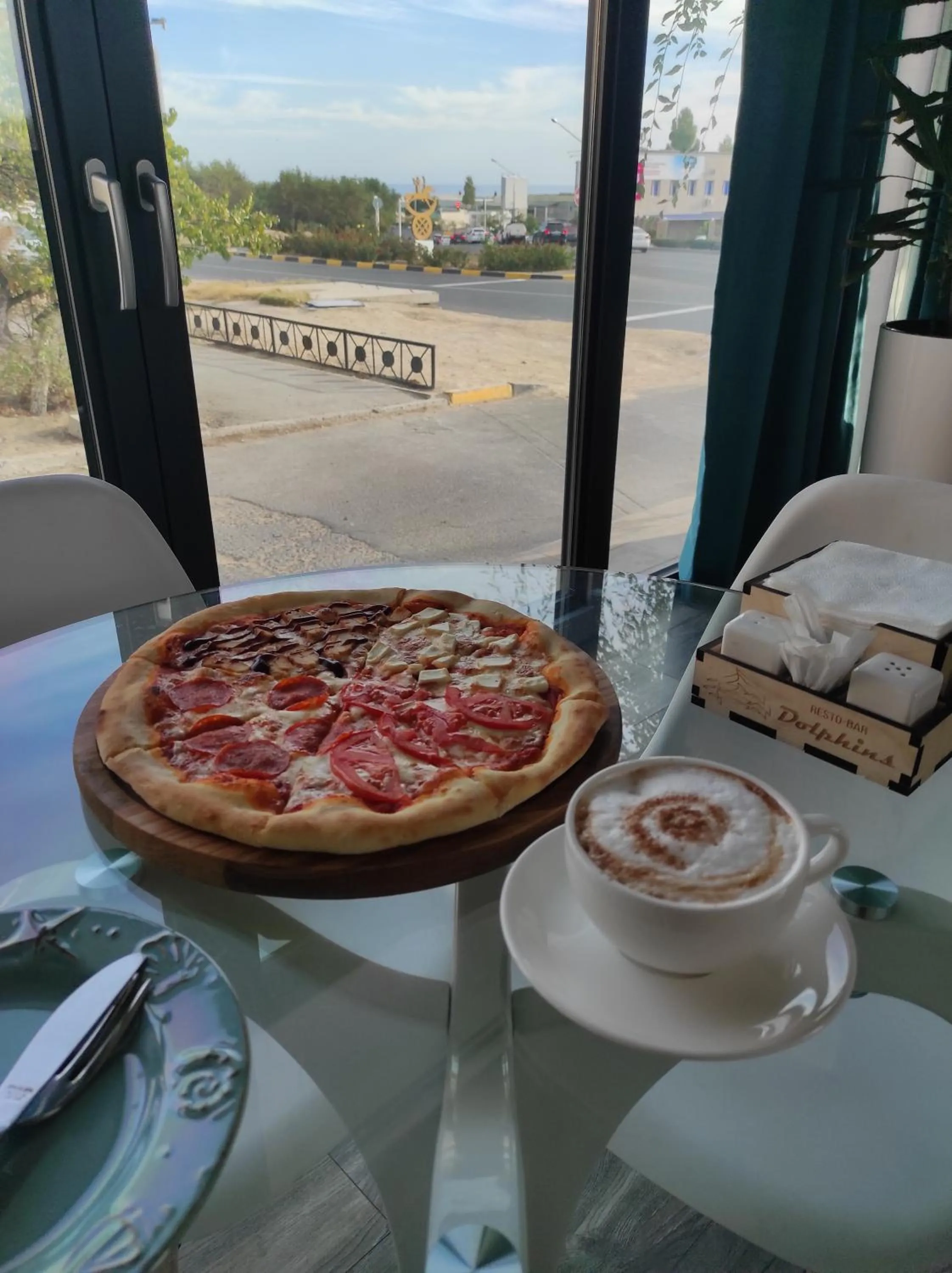 Restaurant/places to eat in Three Dolphins Hotel