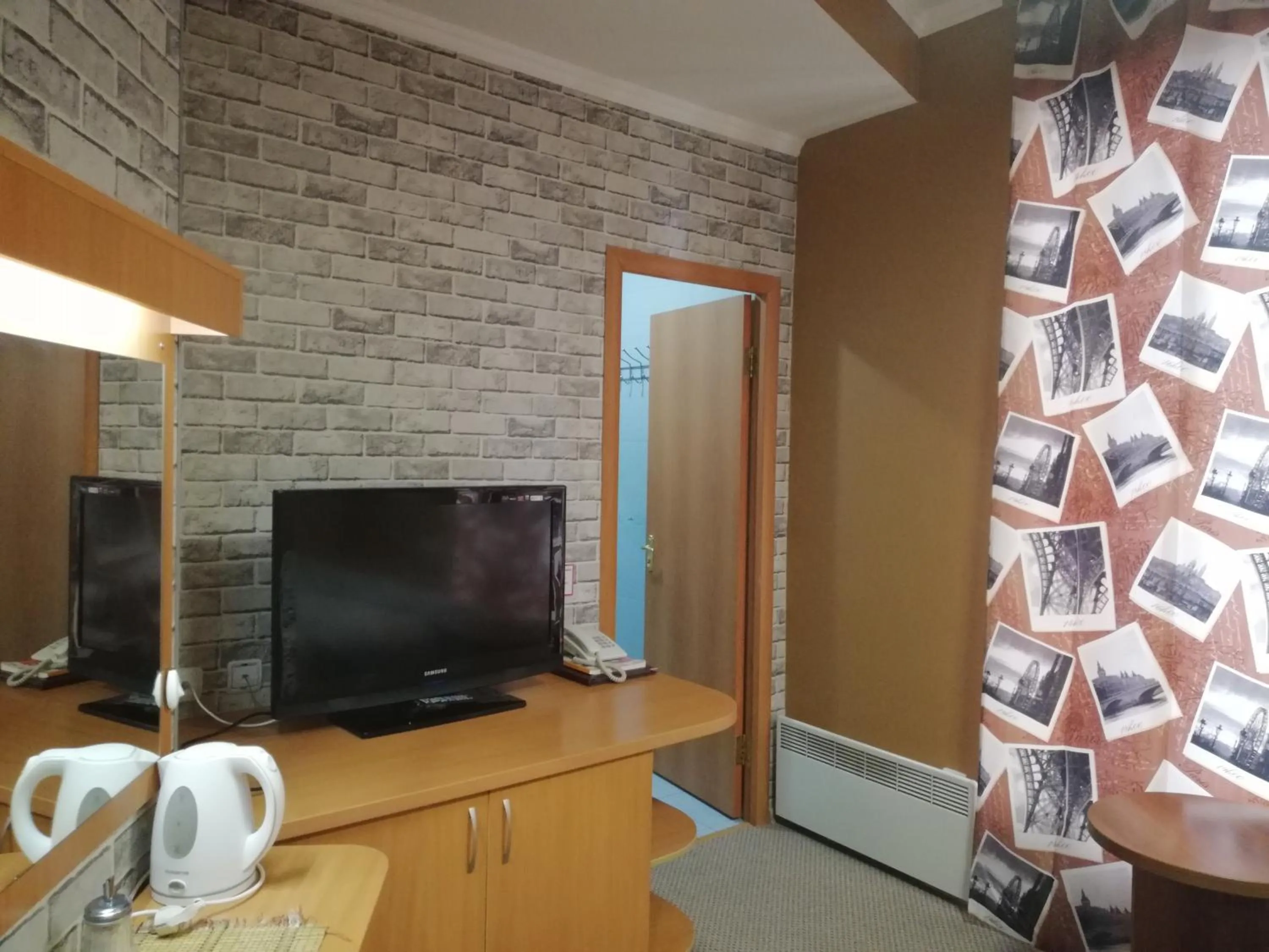 Communal lounge/ TV room in Three Dolphins Hotel