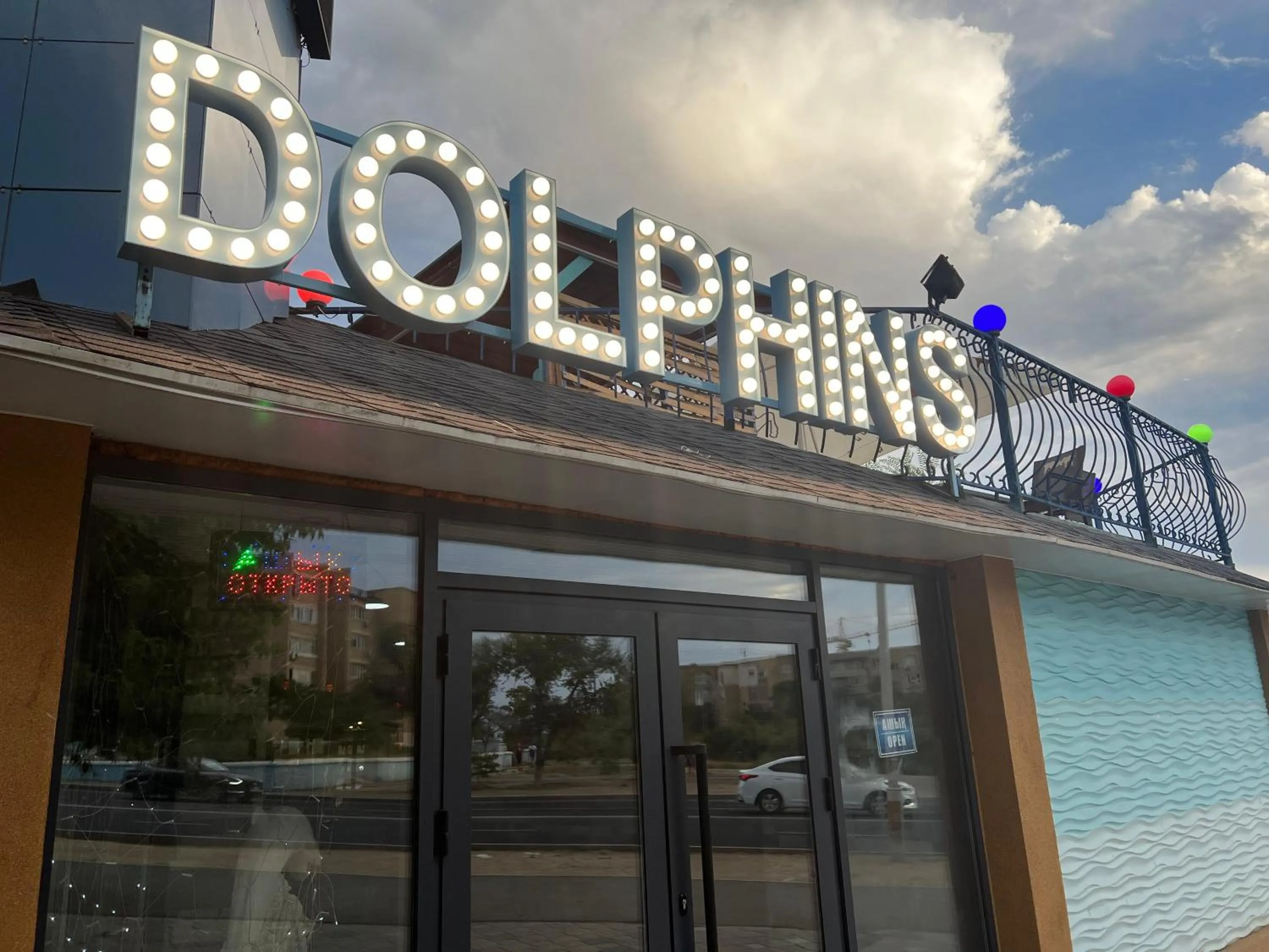 Restaurant/places to eat in Three Dolphins Hotel