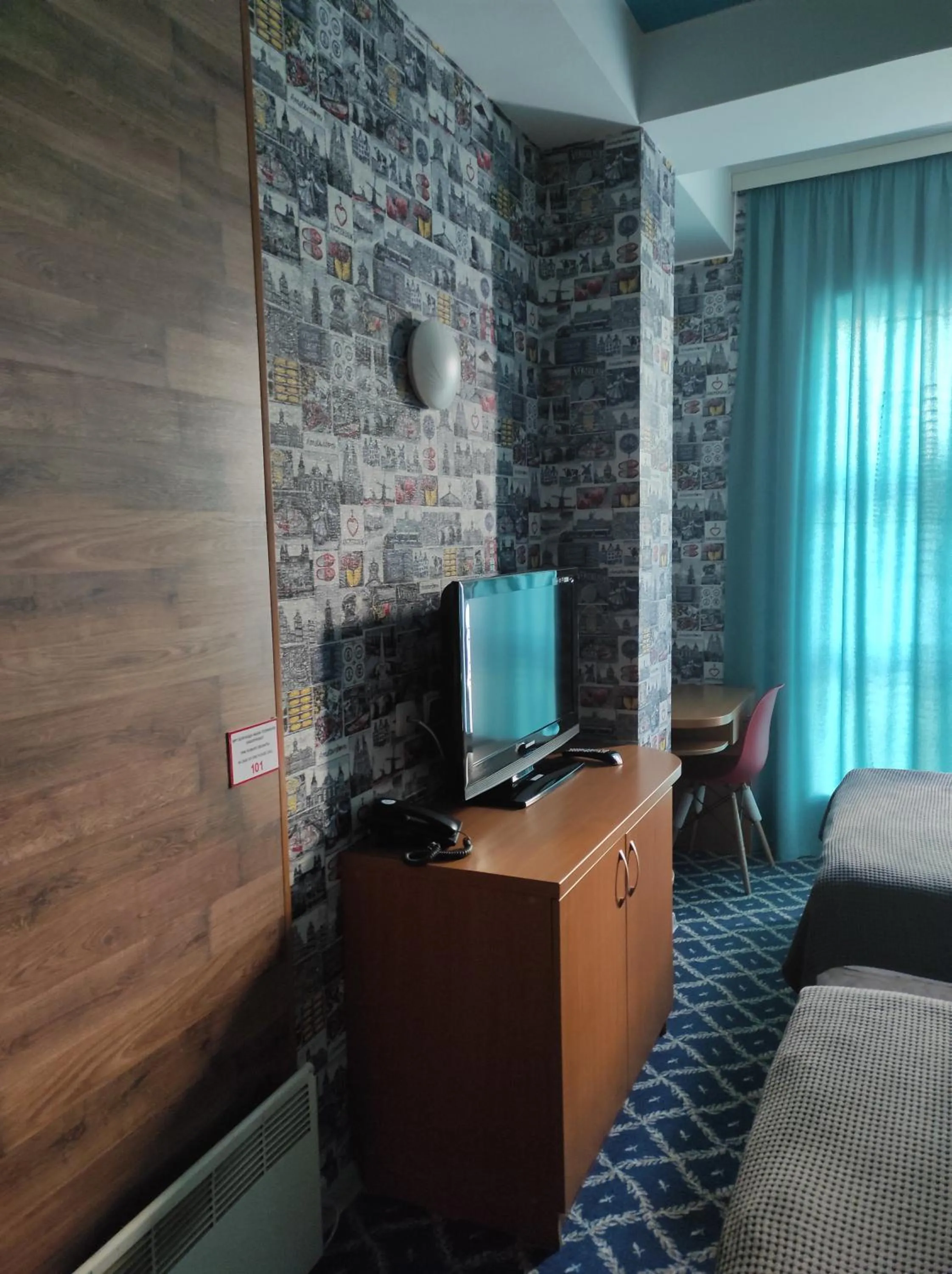 Communal lounge/ TV room, Bed in Three Dolphins Hotel