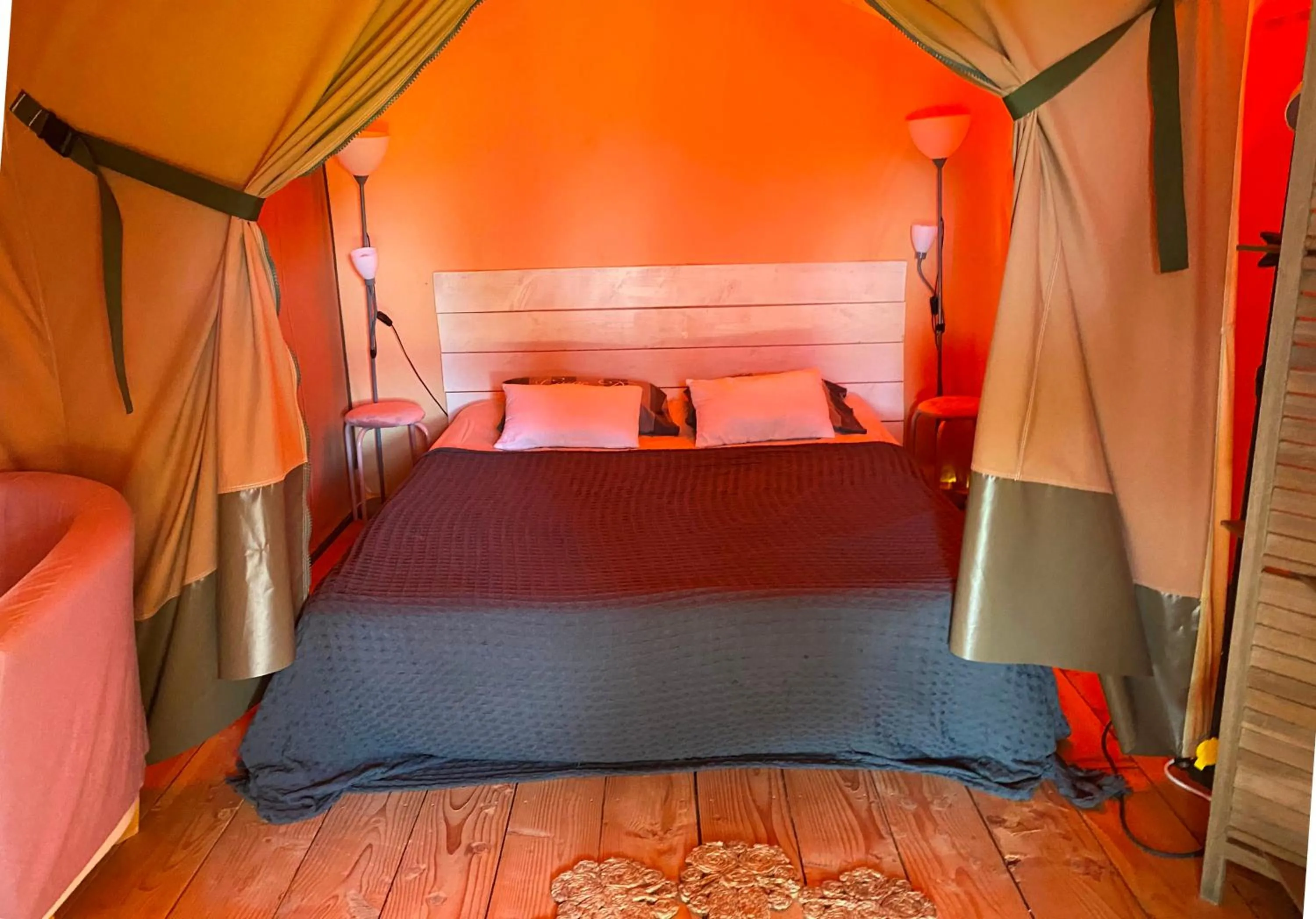Bedroom, Bed in Saint Paul le Marseillais Tentes Equippees Hébergements Insolites Lodges