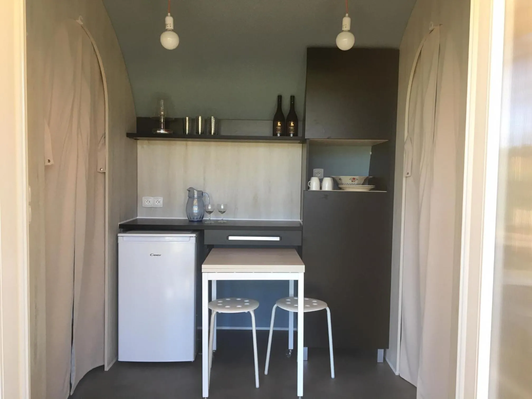Kitchen or kitchenette in Saint Paul le Marseillais Tentes Equippees Hébergements Insolites Lodges