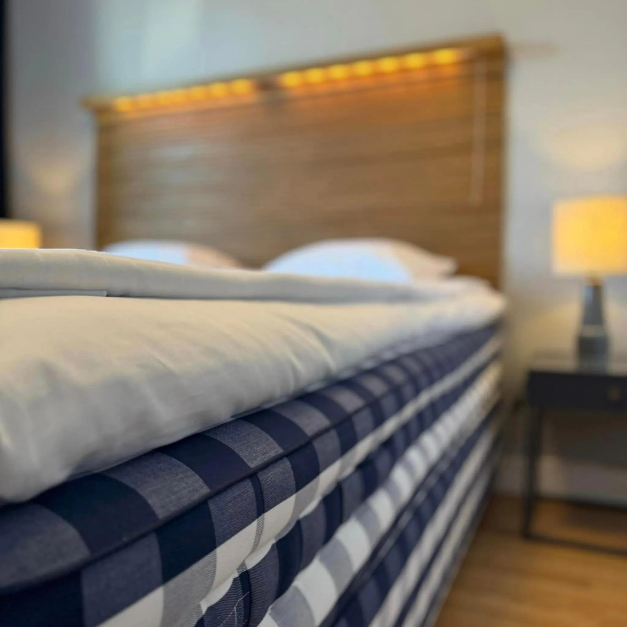 Bed in Hotell Gillet i Köping