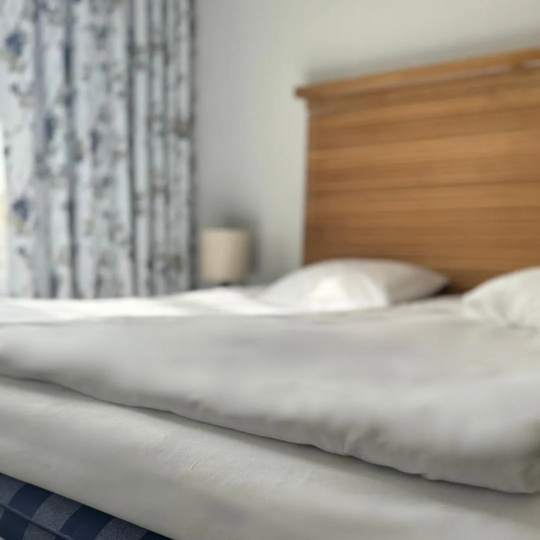 Bed in Hotell Gillet i Köping