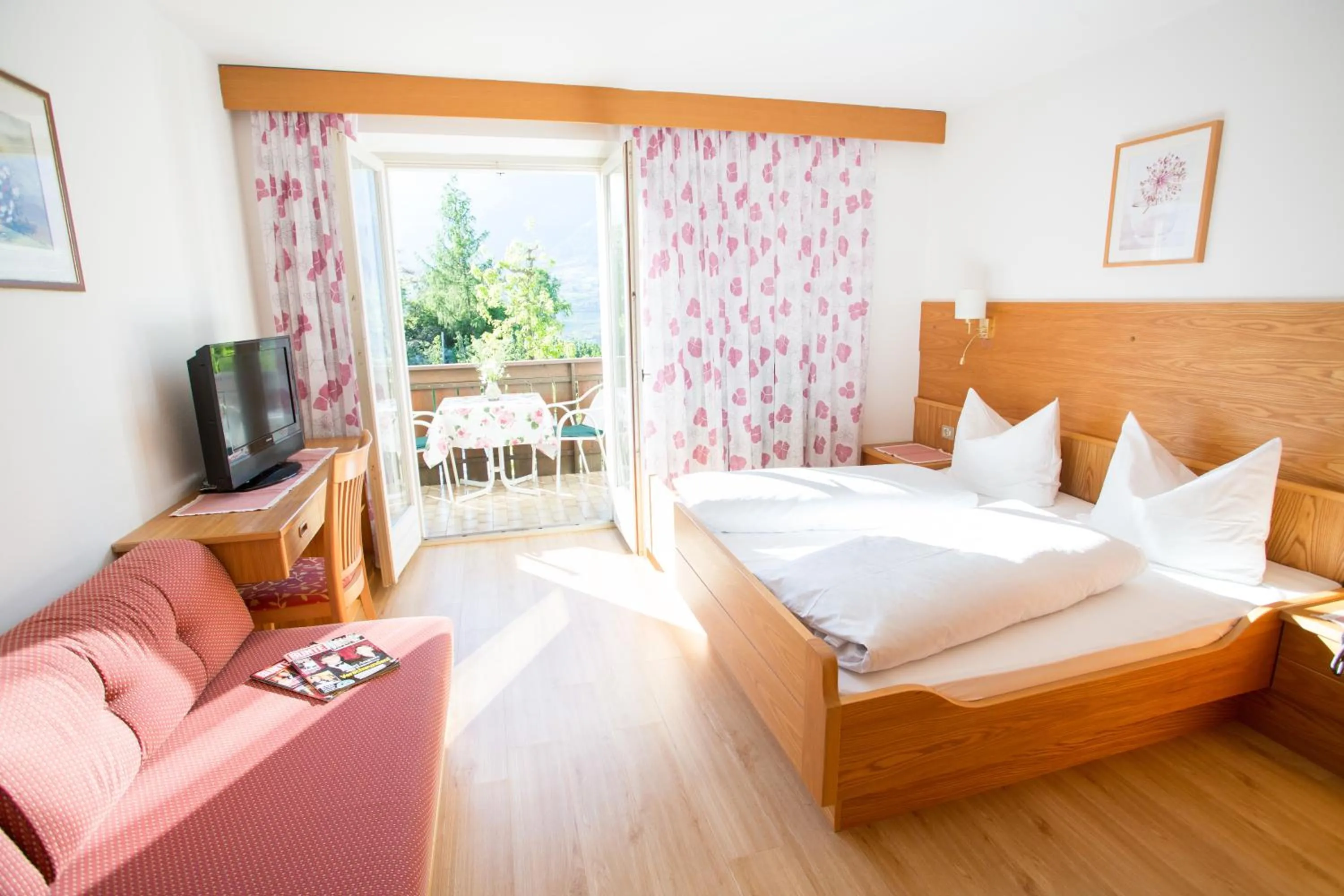 Photo of the whole room, Bed in Garni Pluner