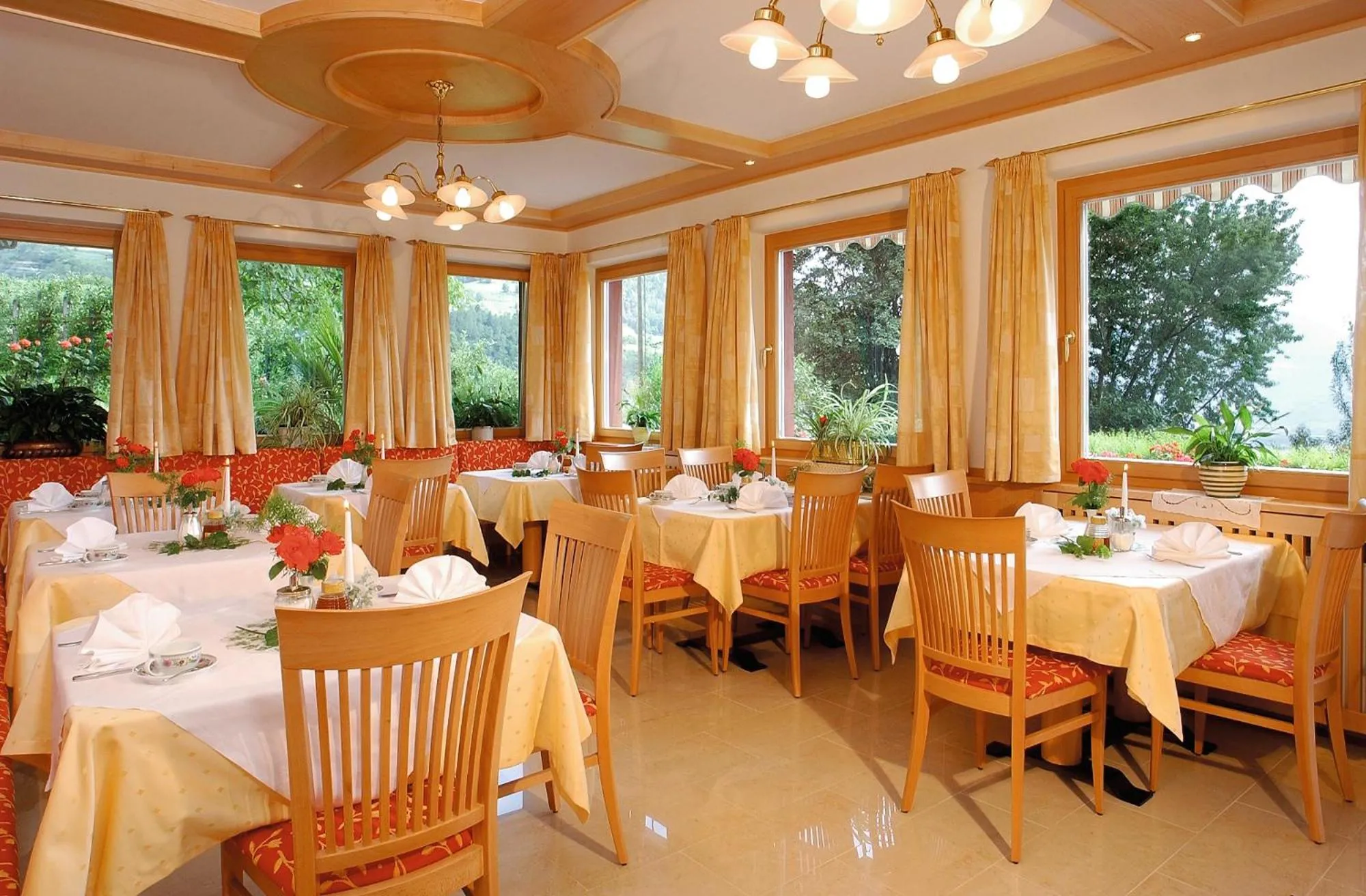 Buffet breakfast in Garni Pluner