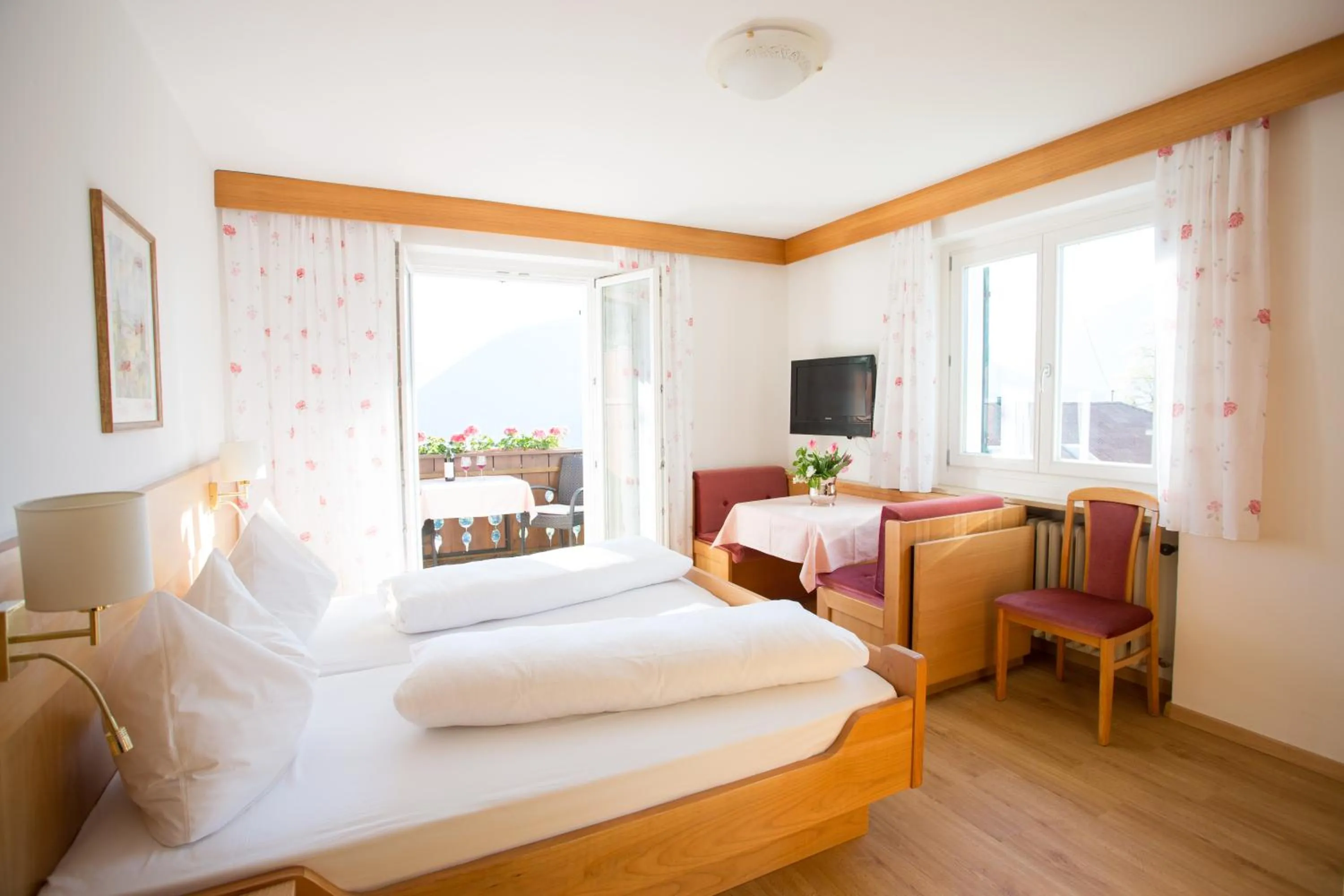 Photo of the whole room, Bed in Garni Pluner