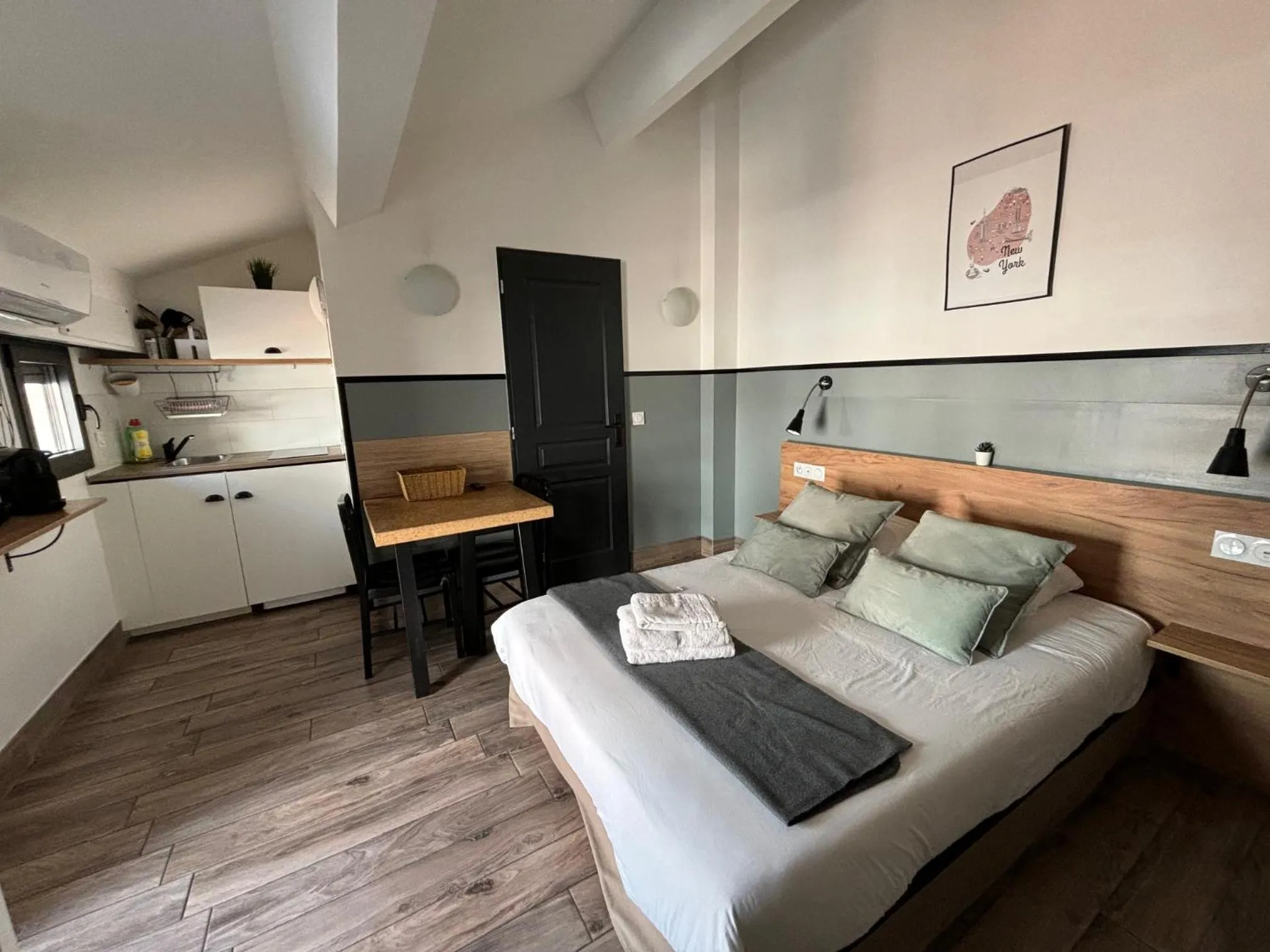 Kitchen or kitchenette, Bed in Casa Hotel