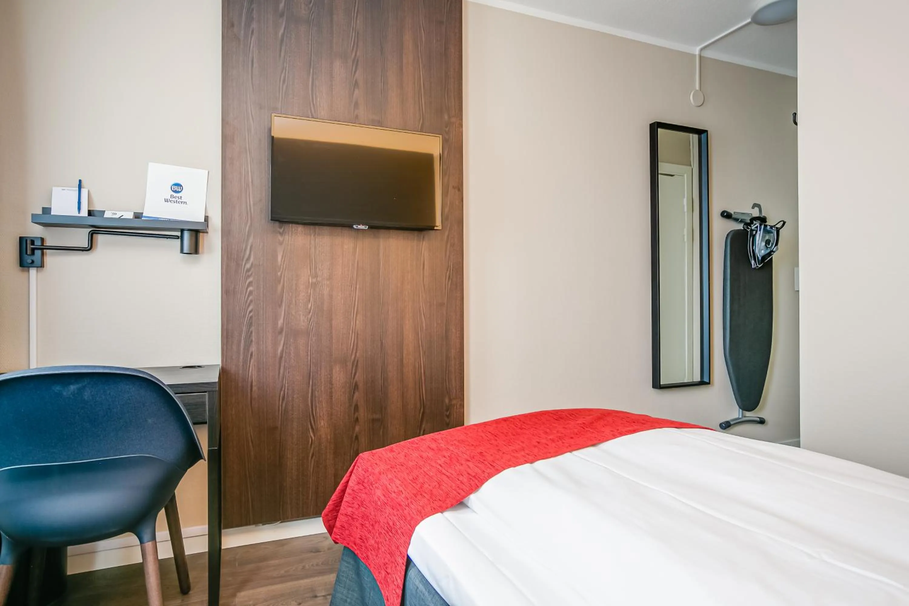 Photo of the whole room, Bed in Best Western Hotel Savoy