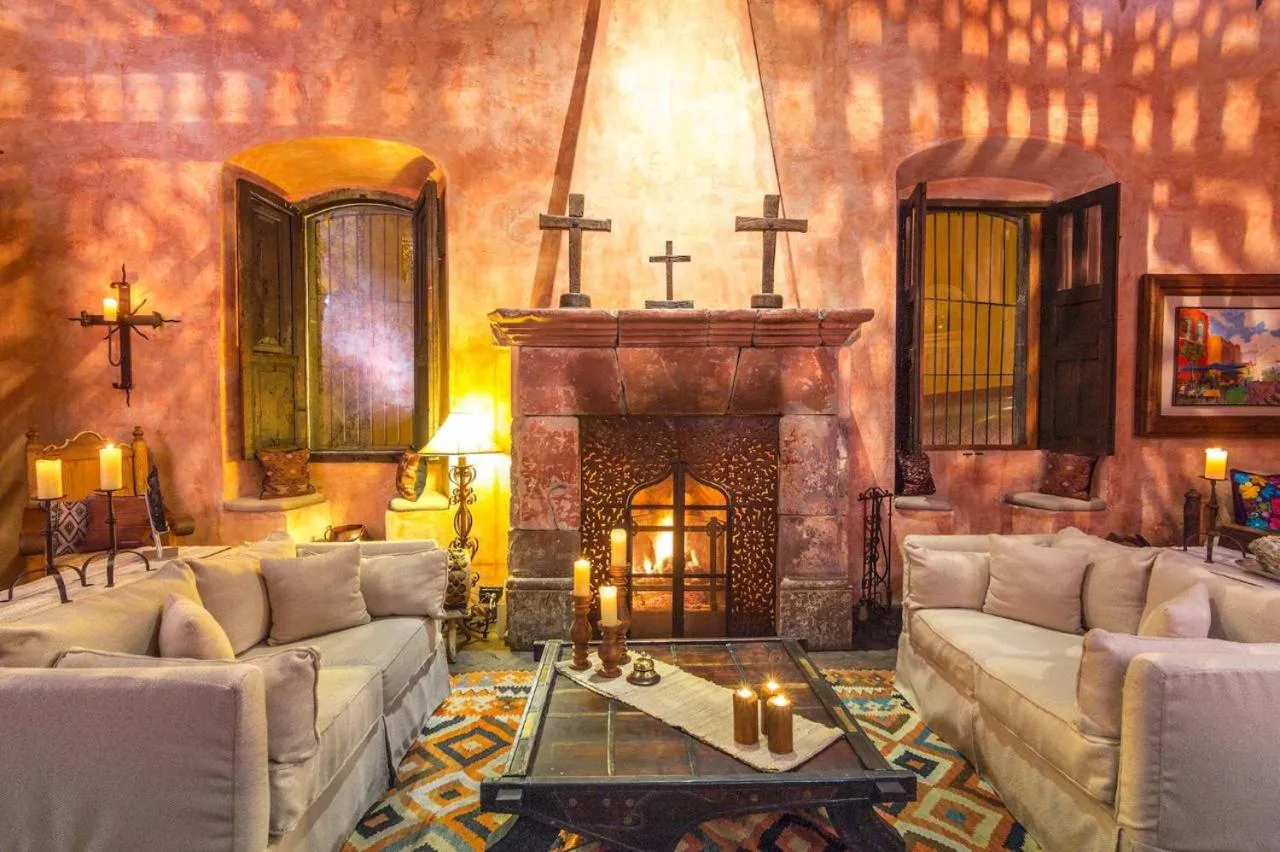 Communal lounge/ TV room in Hacienda Las Amantes