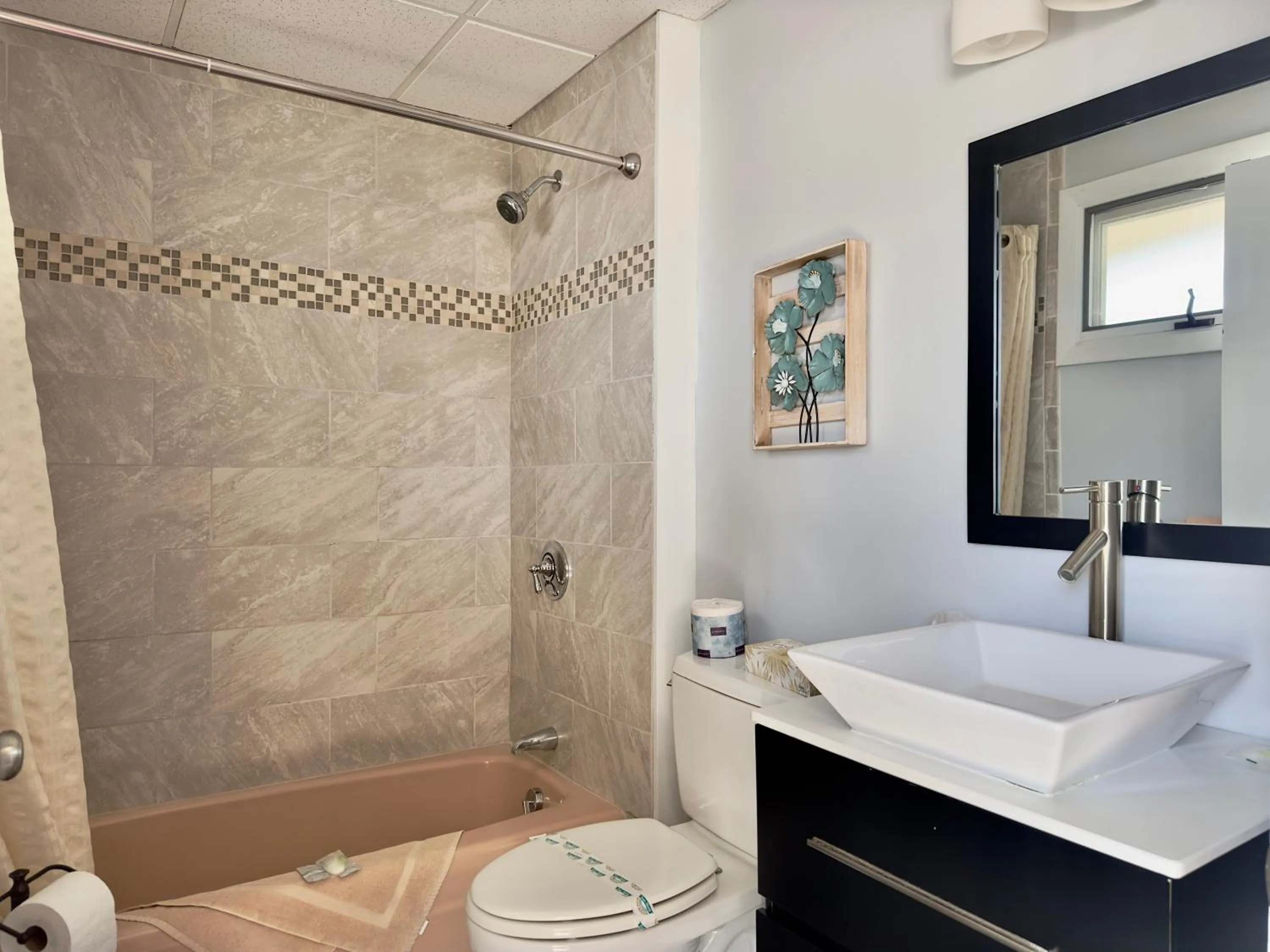 Bathroom in Colonial Valley Motel