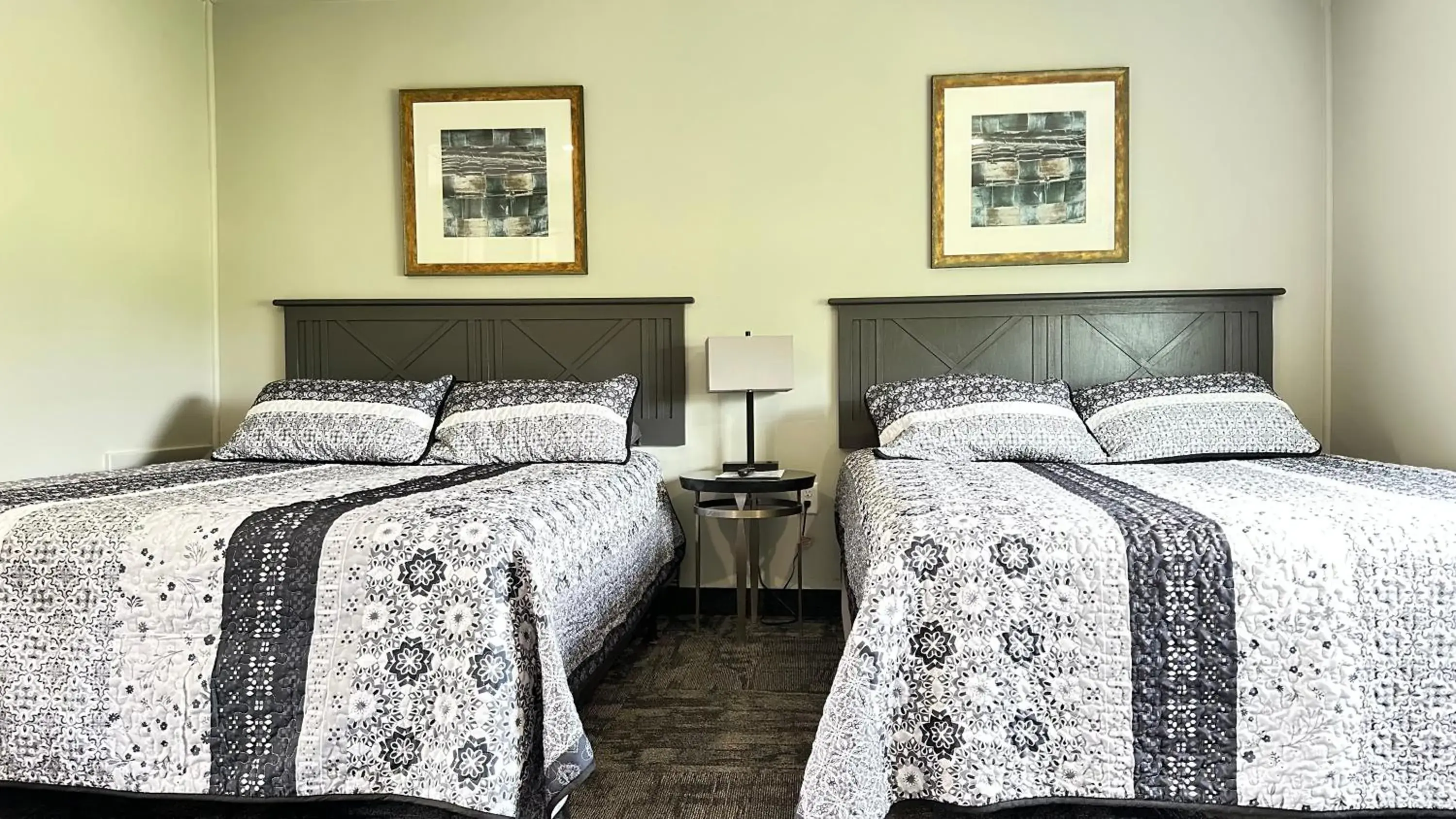 Bedroom, Bed in Colonial Valley Motel Bedroom, Bed in Colonial Valley Motel