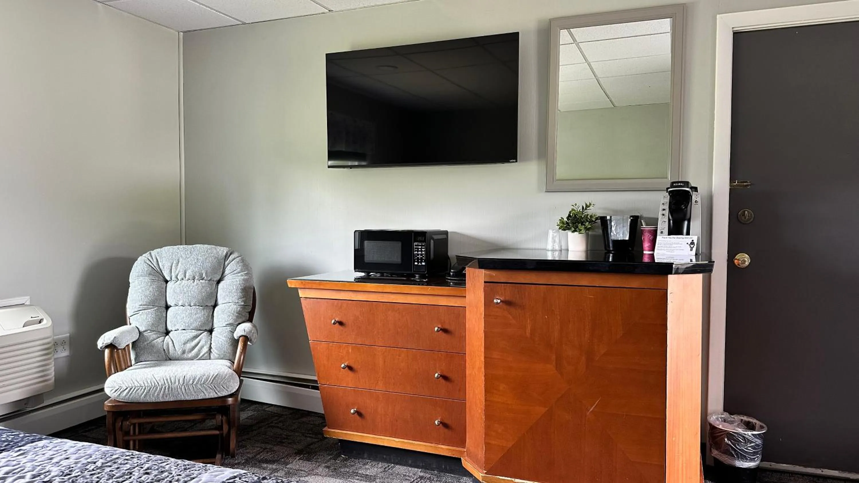 Seating area in Colonial Valley Motel