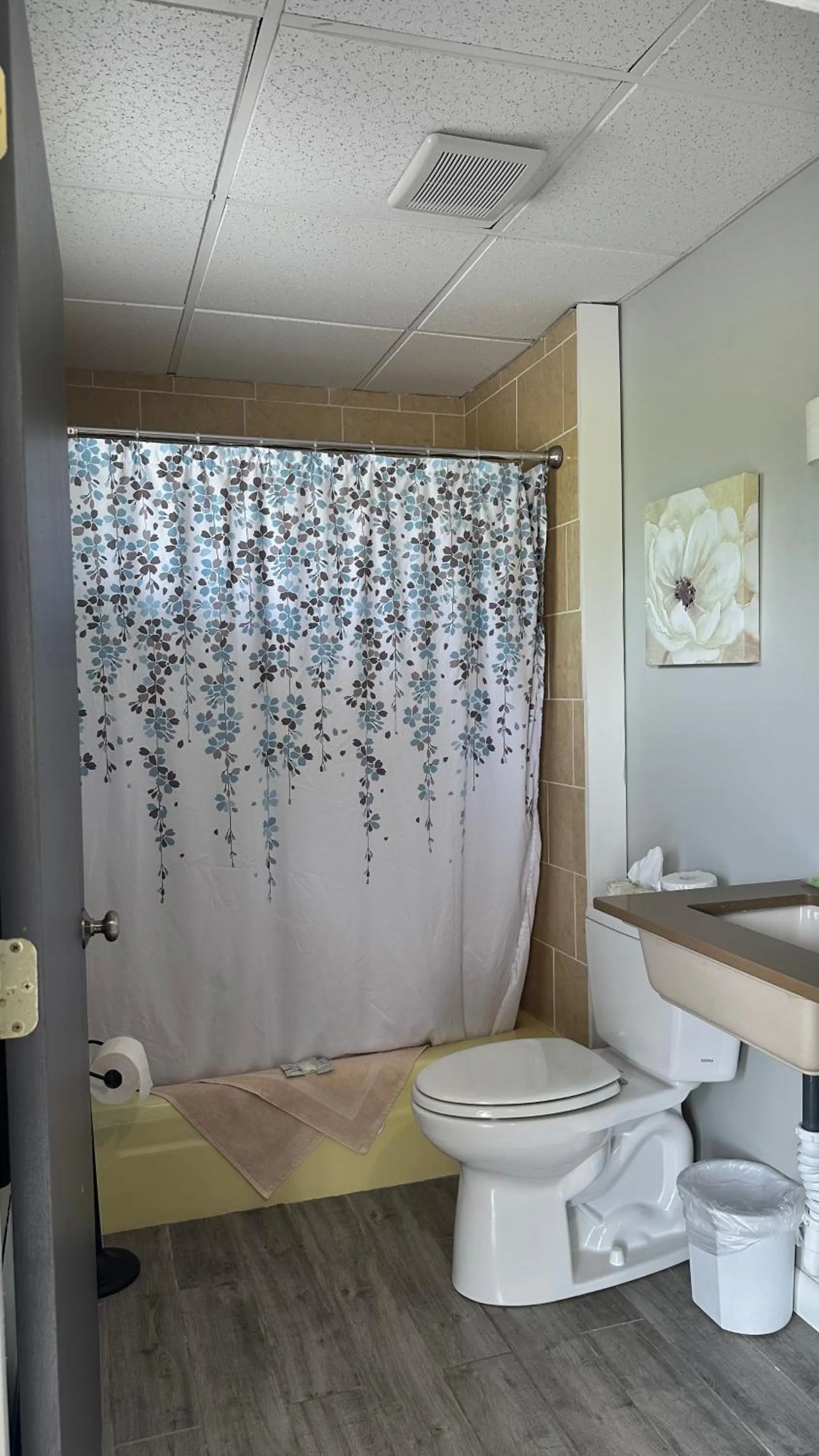 Bathroom in Colonial Valley Motel