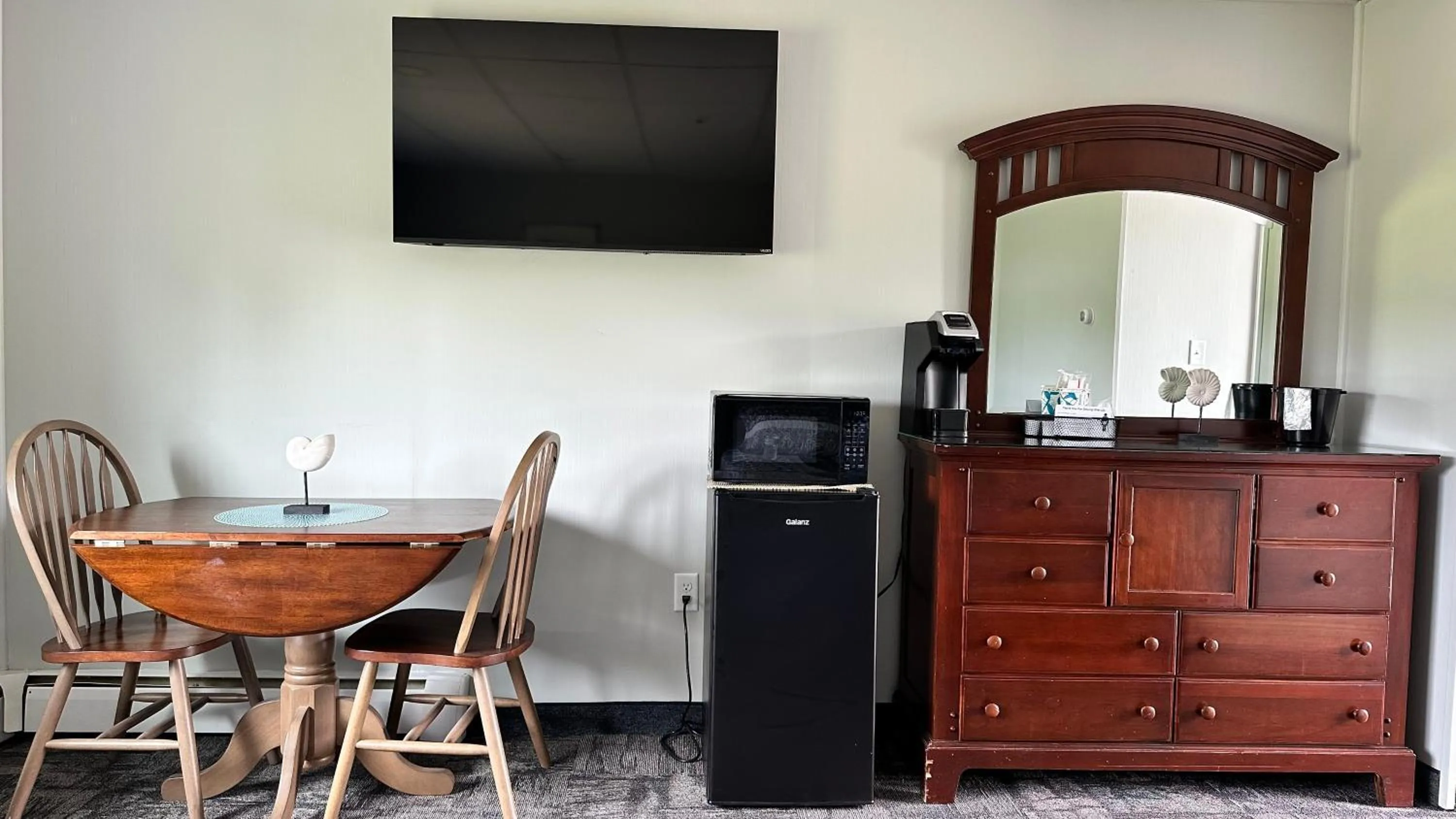 Dining area in Colonial Valley Motel