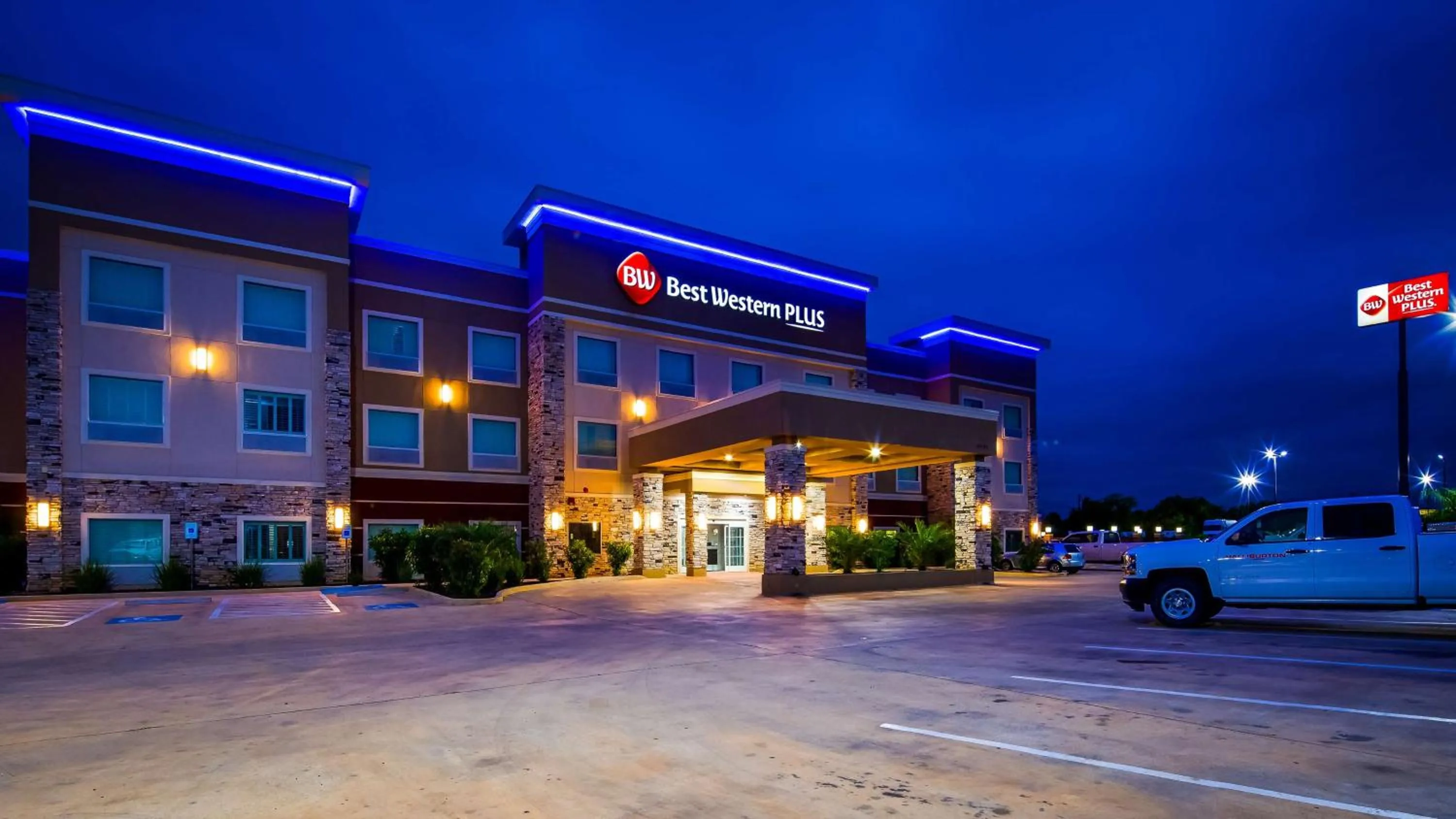 Property building in Best Western Plus Dilley Inn & Suites
