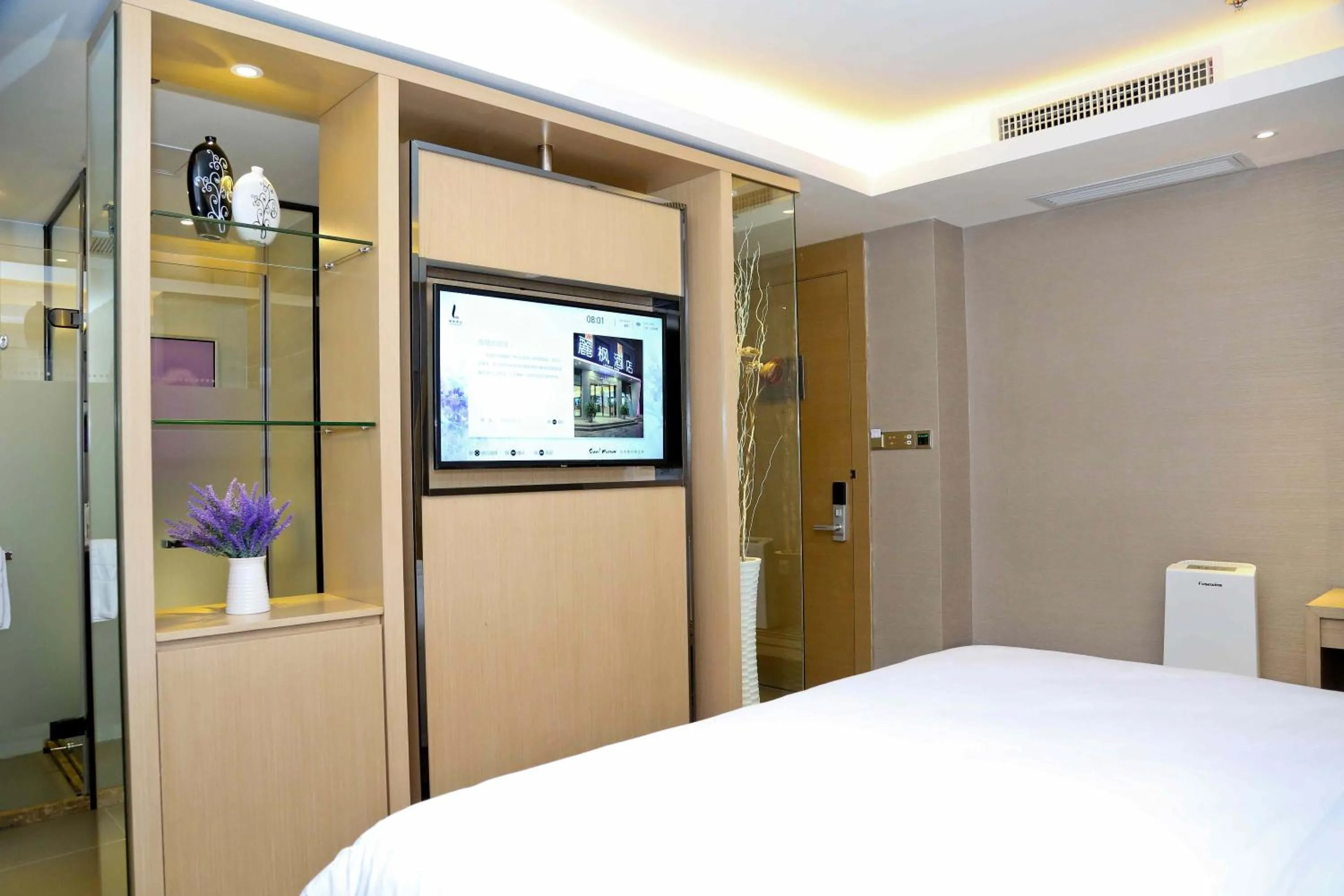 Decorative detail, Bed in Lavande Hotel Baiyun International Airport Branch