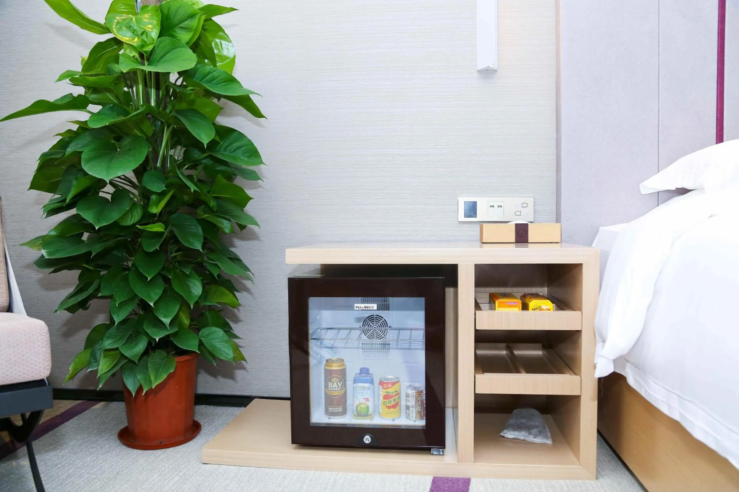 Drinks, Bed in Lavande Hotel Baiyun International Airport Branch