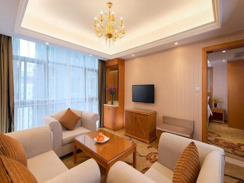 Vienna Classic Shenzhen Longhua Bus Station