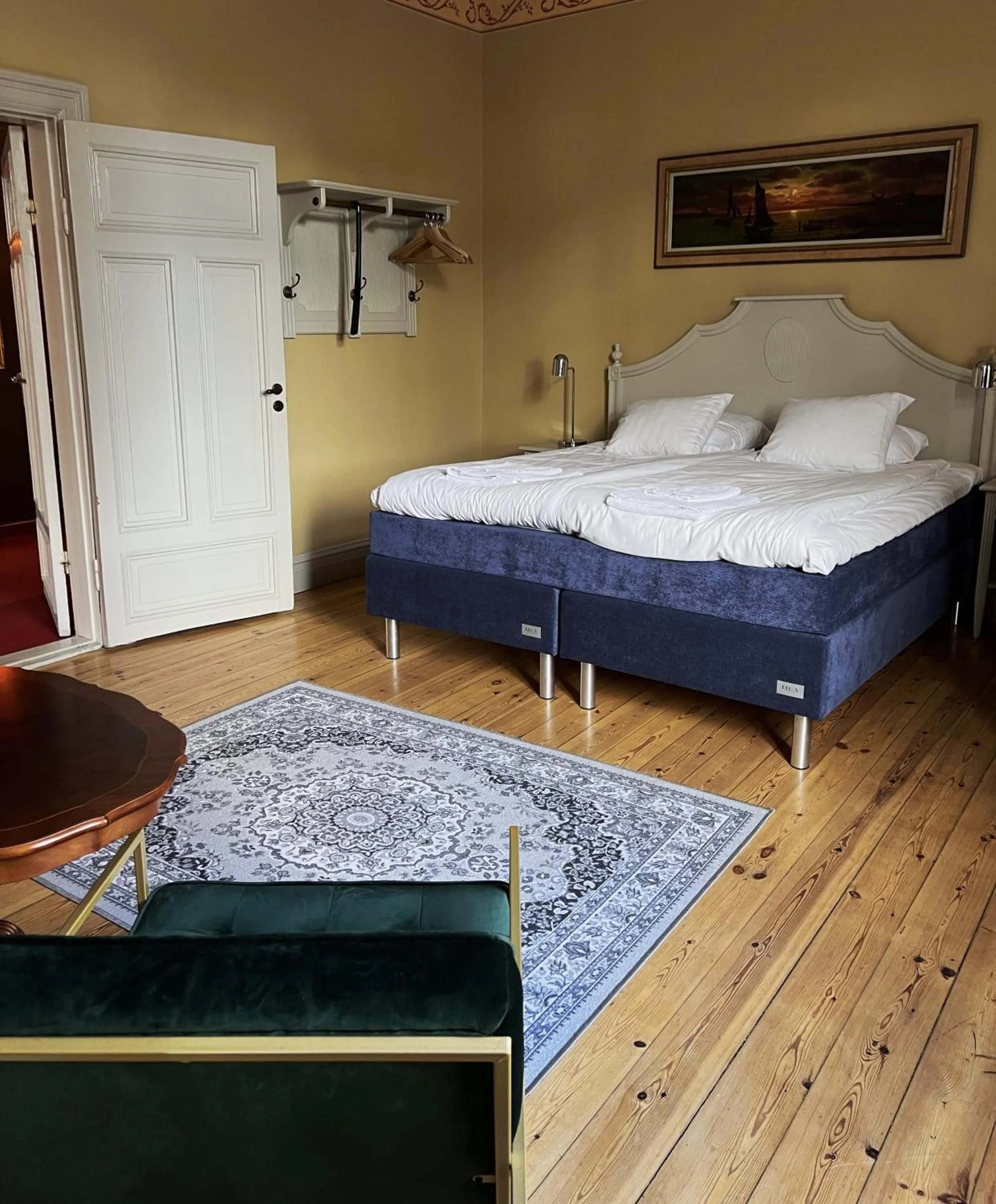 Photo of the whole room, Bed in Park Hotel Linköping Fawlty Towers