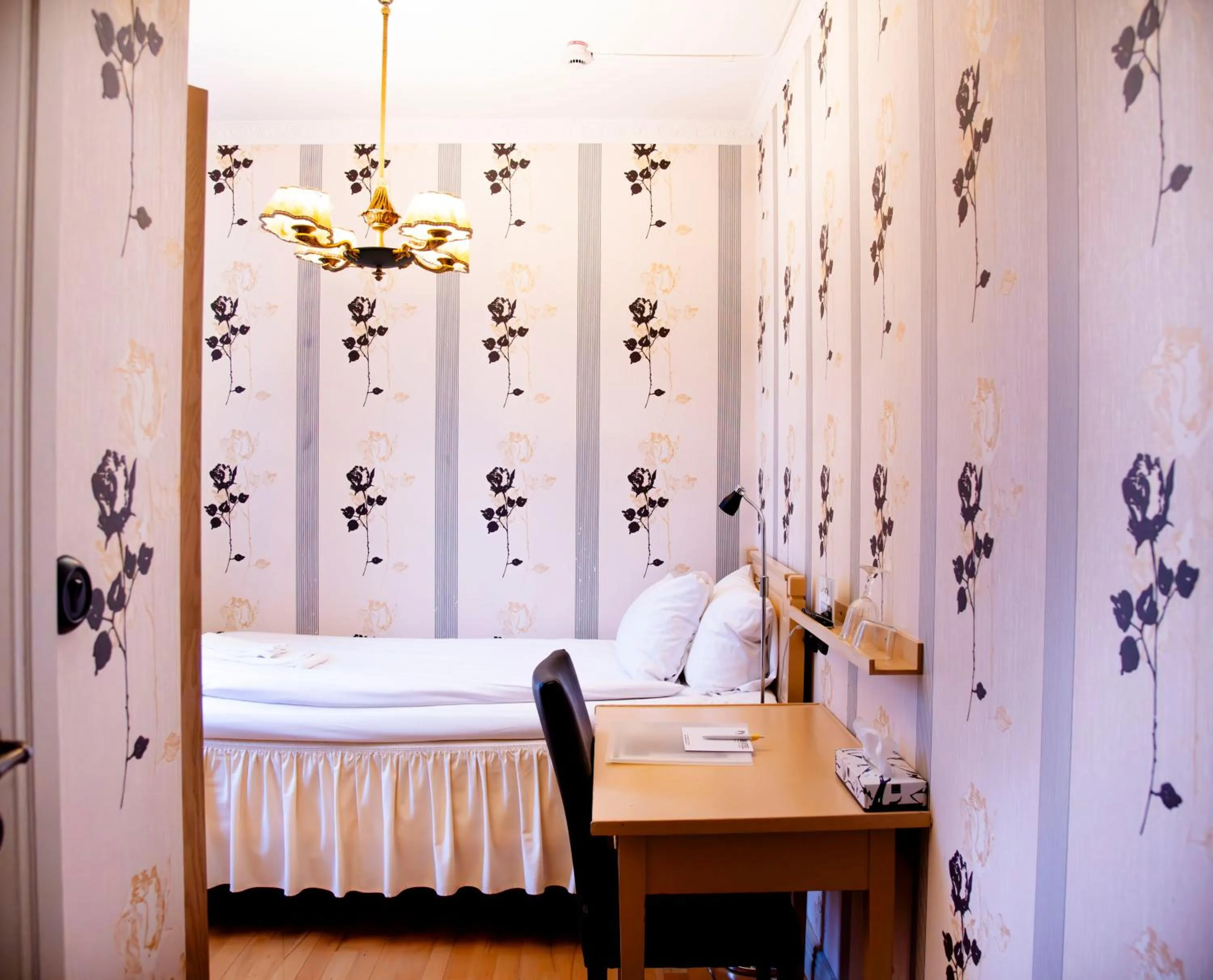 Photo of the whole room, Bed in Park Hotel Linköping Fawlty Towers