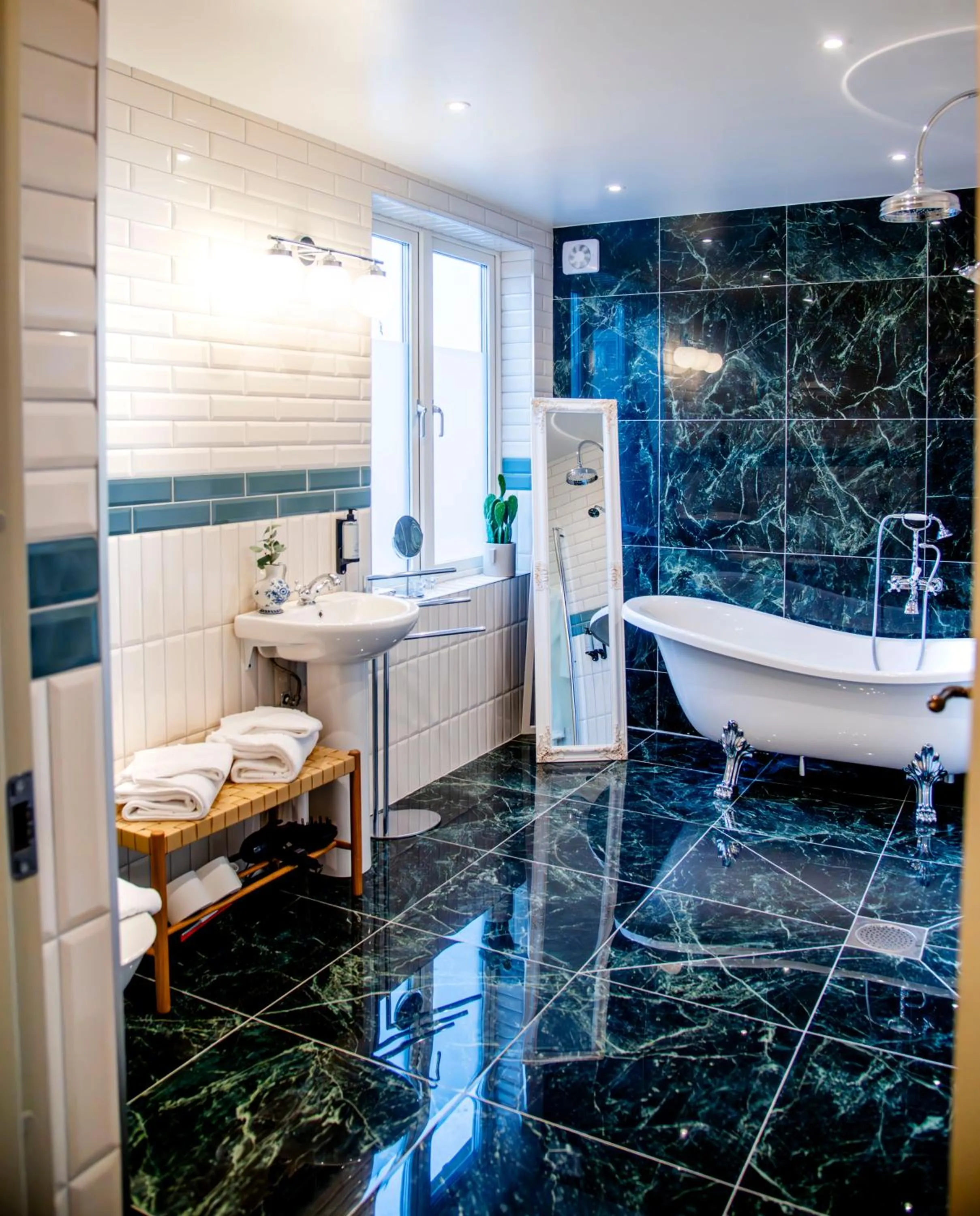 Bathroom in Park Hotel Linköping Fawlty Towers