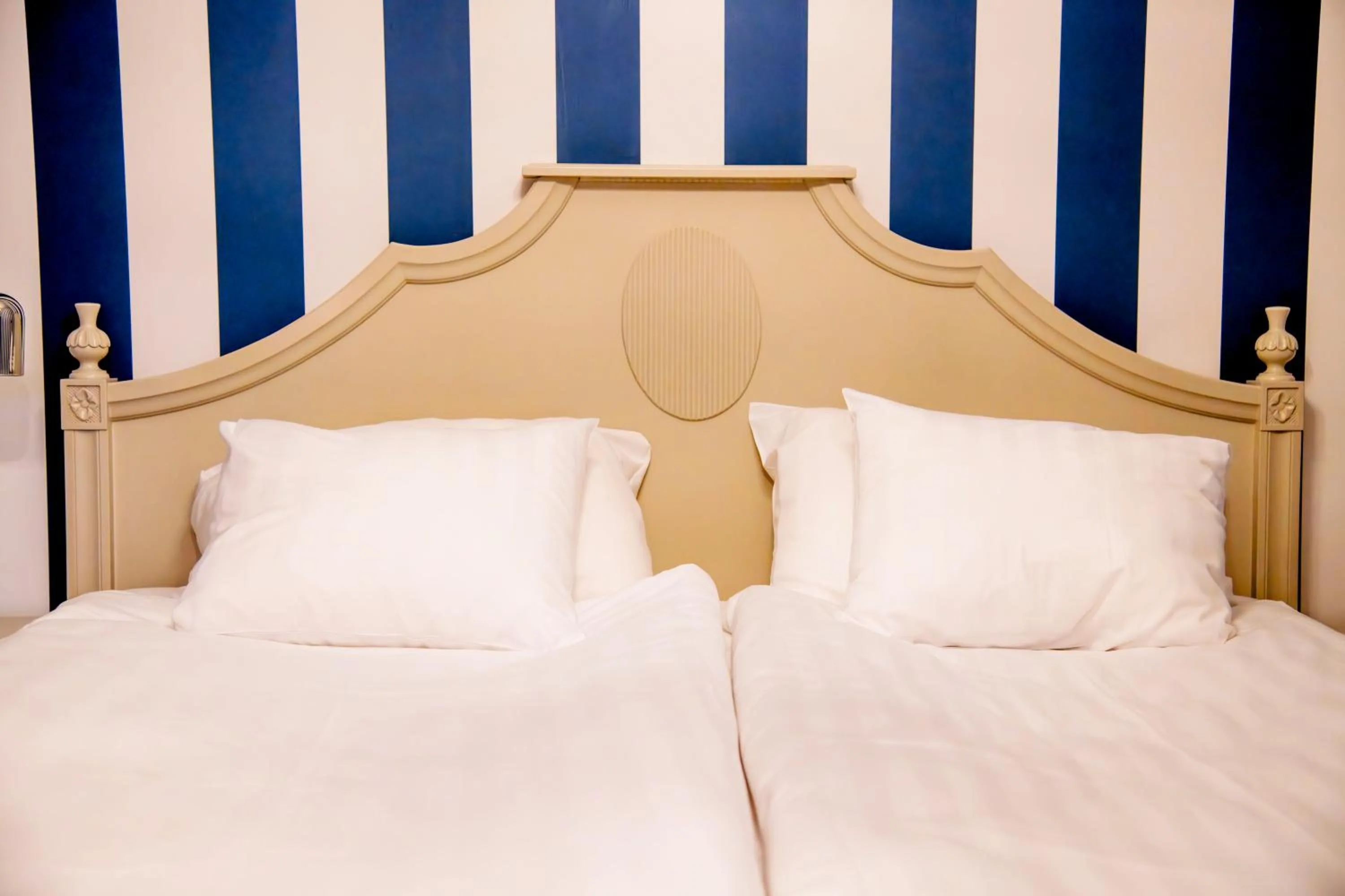 Bed in Park Hotel Linköping Fawlty Towers