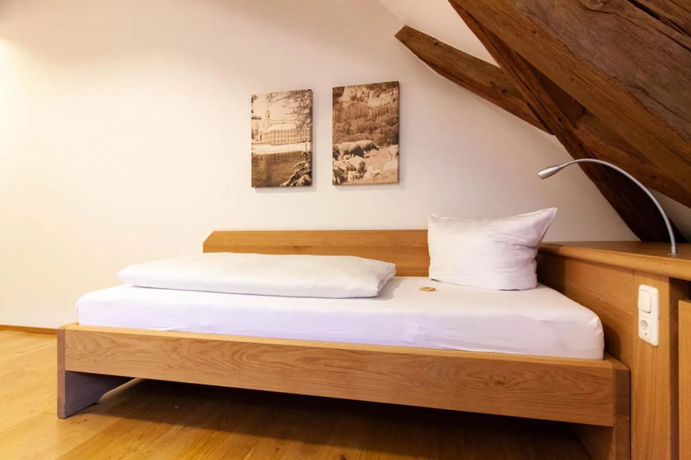 Bed in Gästehaus St. Georg - Weltenburger Klosterbetriebe GmbH