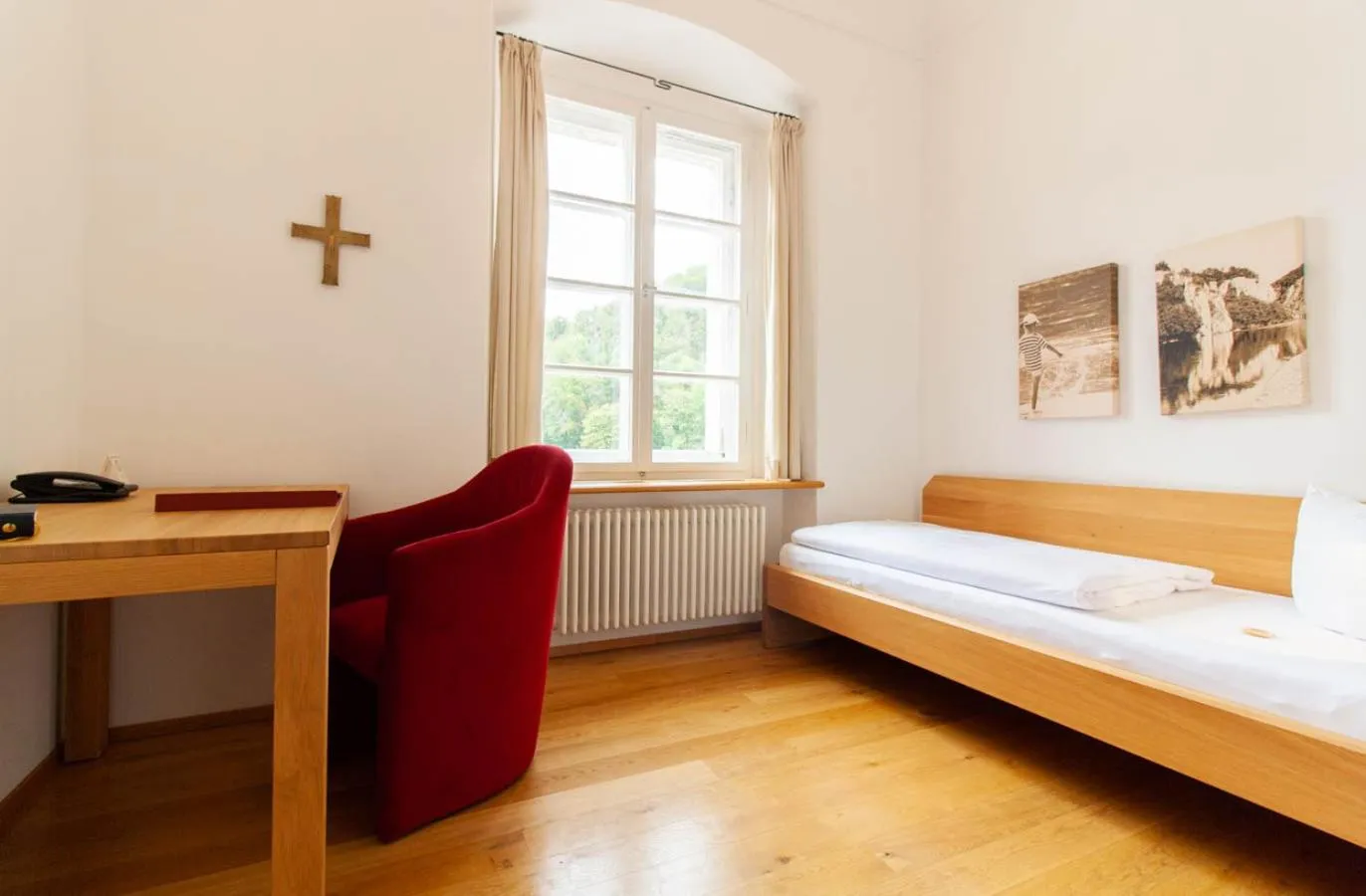 Bed in Gästehaus St. Georg - Weltenburger Klosterbetriebe GmbH